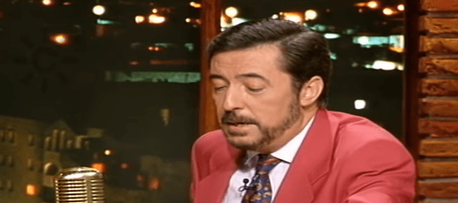 Alfonso Eduardo Pérez Orozco presentando su programa en 1993. │Foto: YouTube / Memoranda