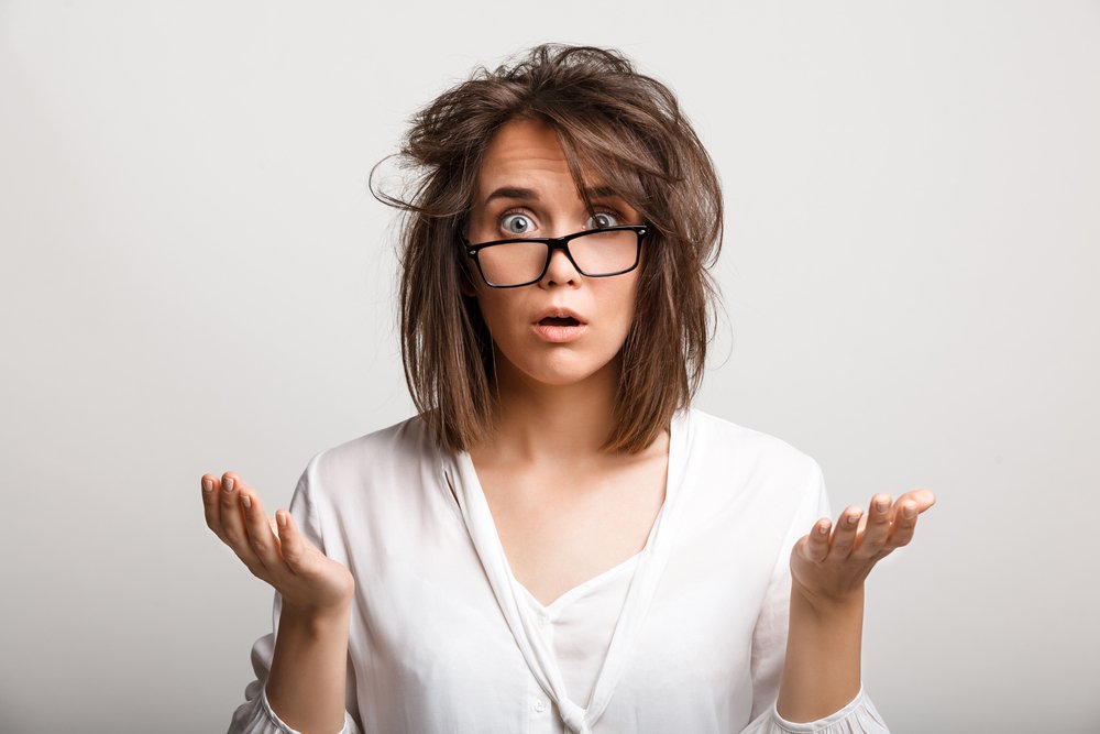 Une femme avec des cheveux ébouriffés. | Photo : Shutterstock