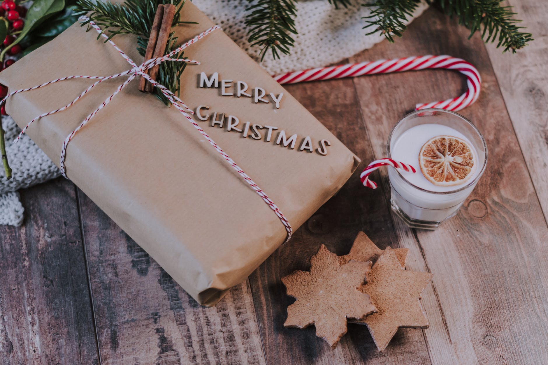 Un regalo debajo del árbol con un mensaje de "Feliz Navidad". | Foto: Pexels