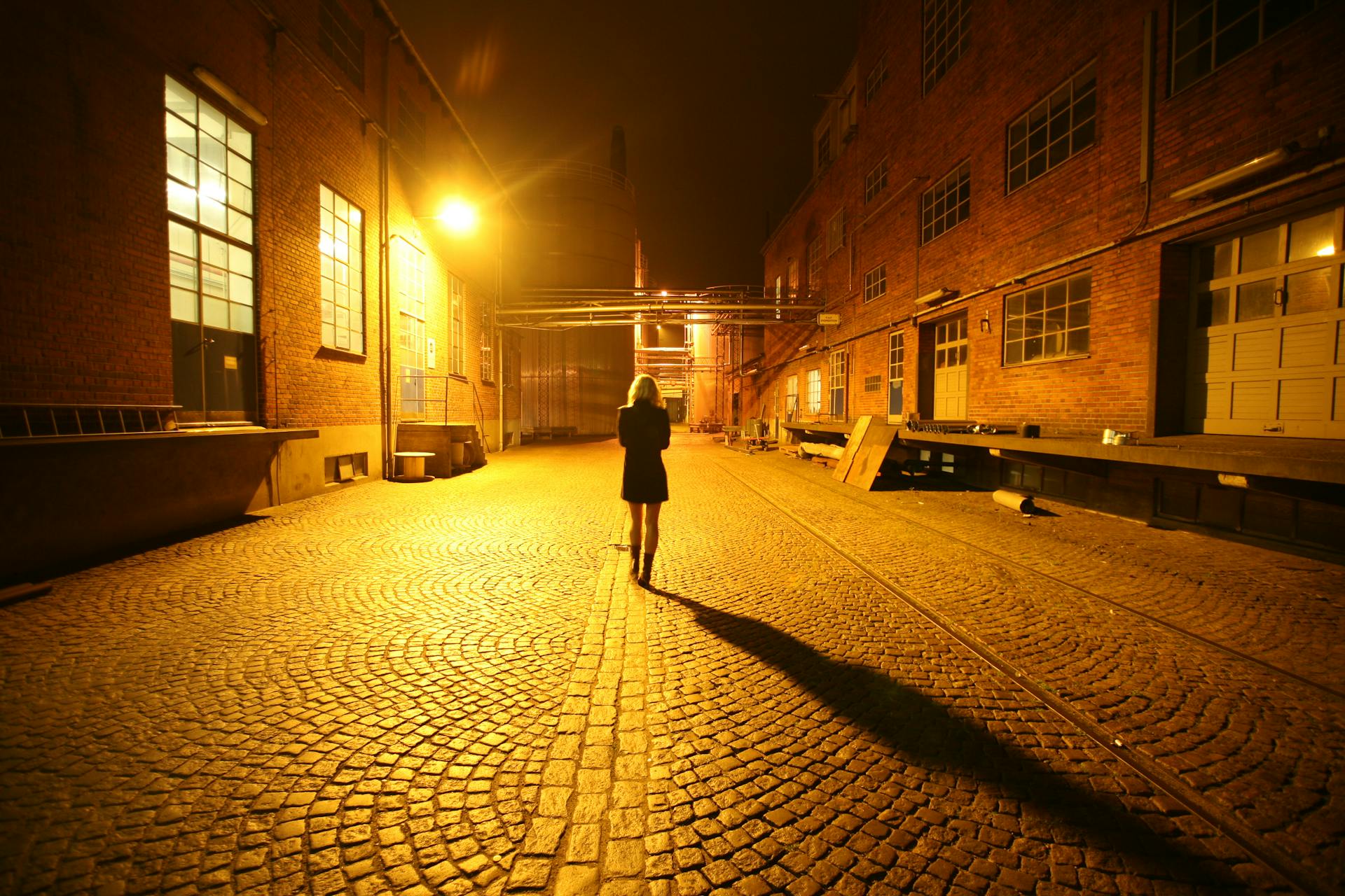 A woman walking away at night | Source: Pexels