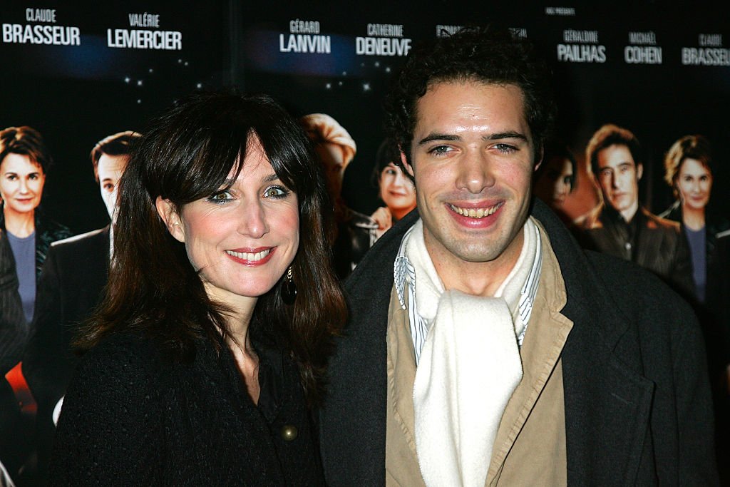 L'actrice Elsa Zylberstein et Nicolas Bedos assistent à la première de "Les Héros de la famille" à Paris. | Photo : Getty Images L'actrice Elsa Zylberstein et Nicolas Bedos assistent à la première de "Les Héros de la famille" à Paris. | Photo : Getty Images