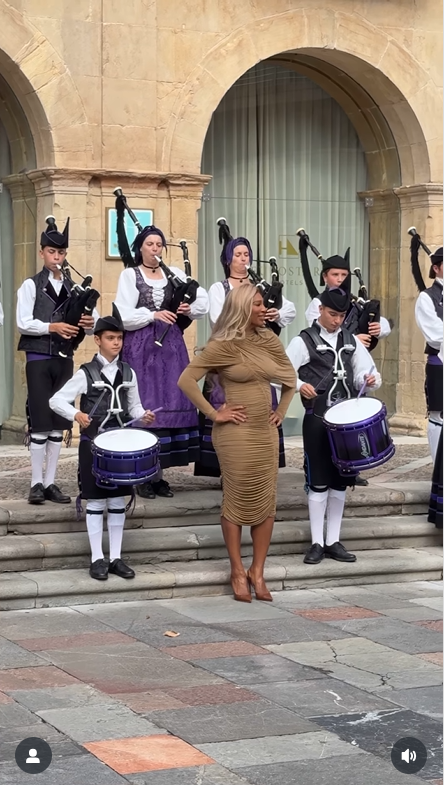 Serena Williams poses for a photo as the bagpipes played, as seen from a video clip dated October 23, 2025 | Source: Instagram/fundacionprincesadeasturias