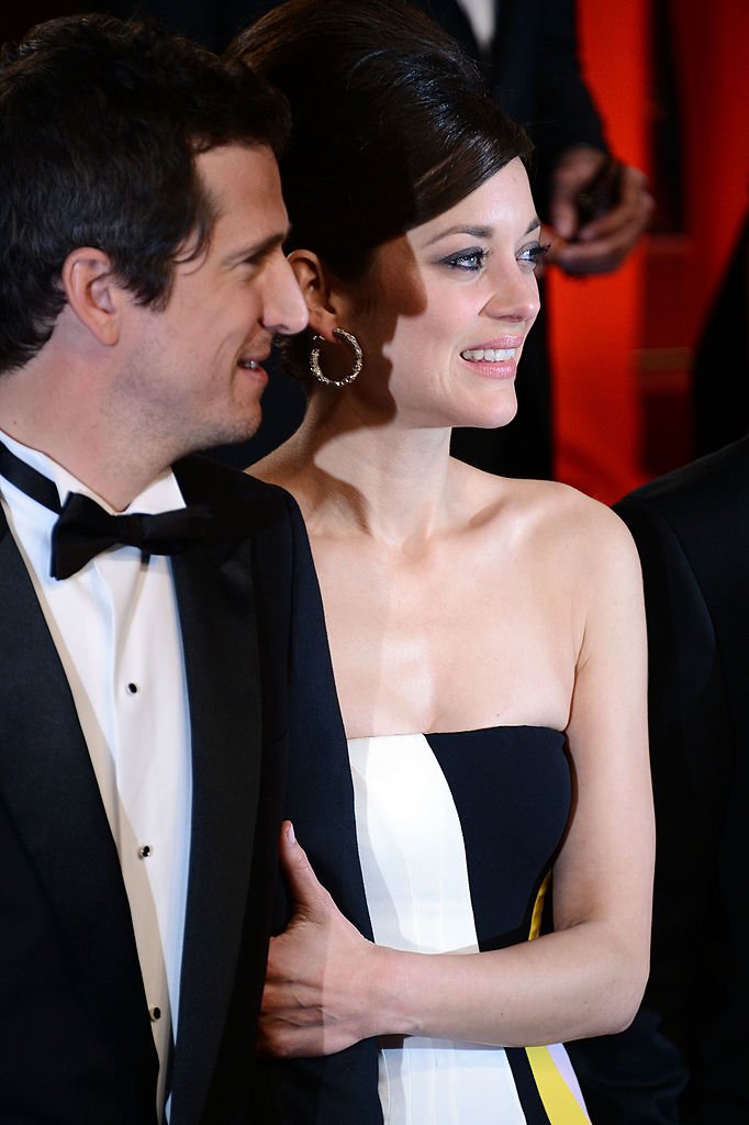 Le réalisateur Guillaume Canet et Marion Cotillard quittent la première de 'Blood Ties' lors du 66e Festival de Cannes au Palais des Festivals le 20 mai 2013 à Cannes, France. | Photo : Getty Images.