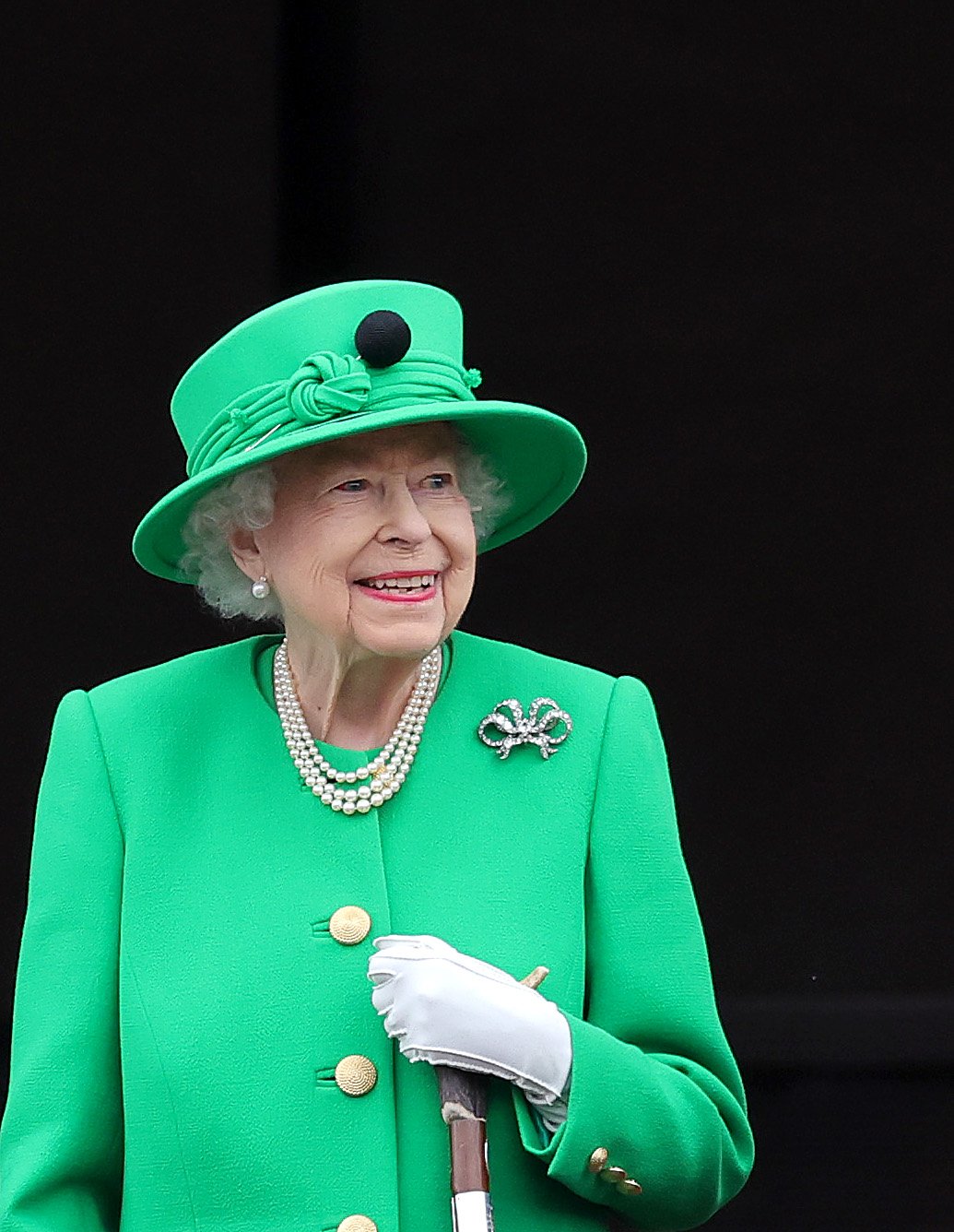 La reina Elizabeth II saluda desde el balcón del Palacio de Buckingham el 5 de junio de 2022 en Londres, Inglaterra. | Foto: Getty Images