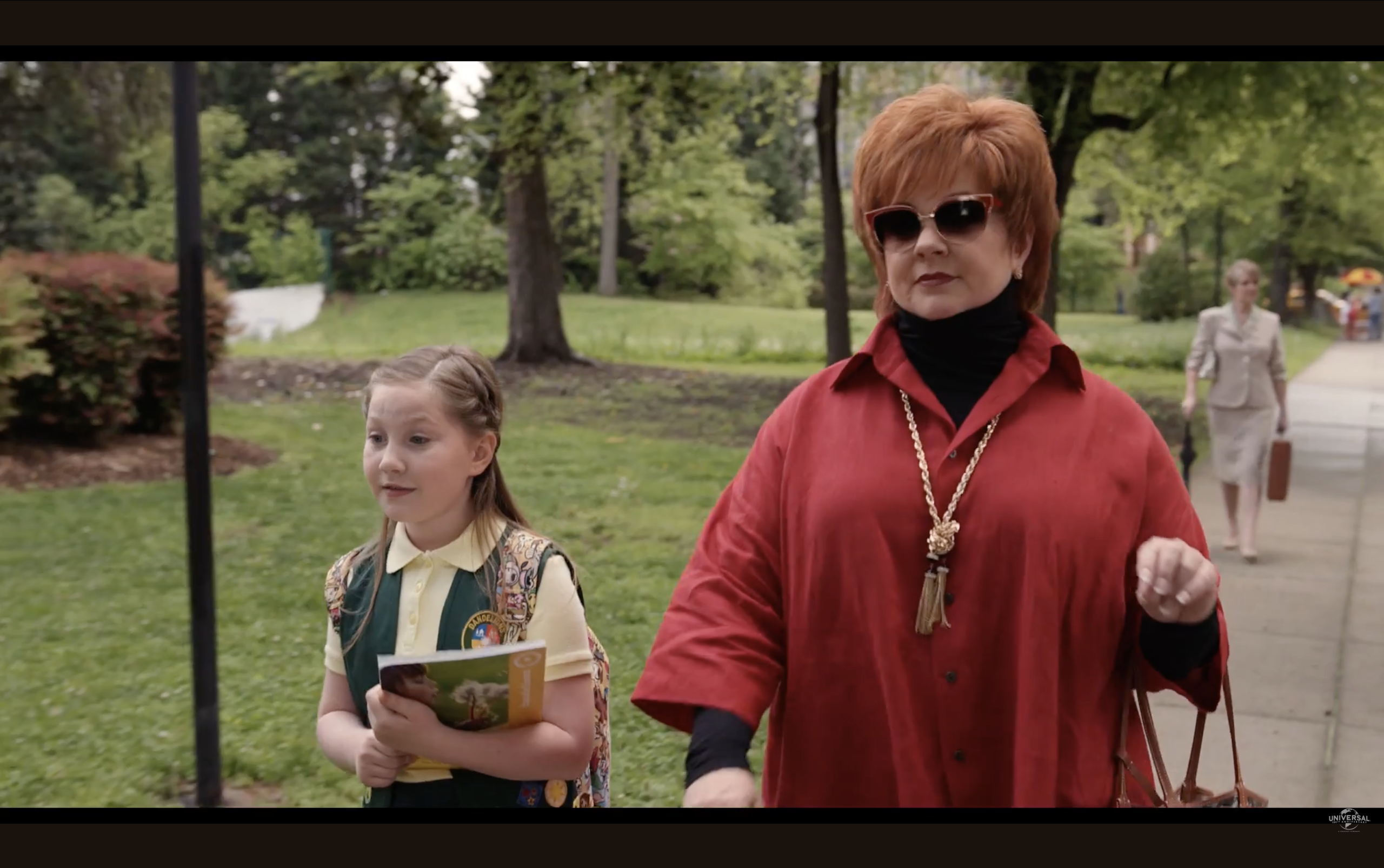 Vivian Falcone and Melissa McCarthy as seen in the trailer of "The Boss" posted on January 7, 2016 | Source: YouTube/Universal Pictures Ireland