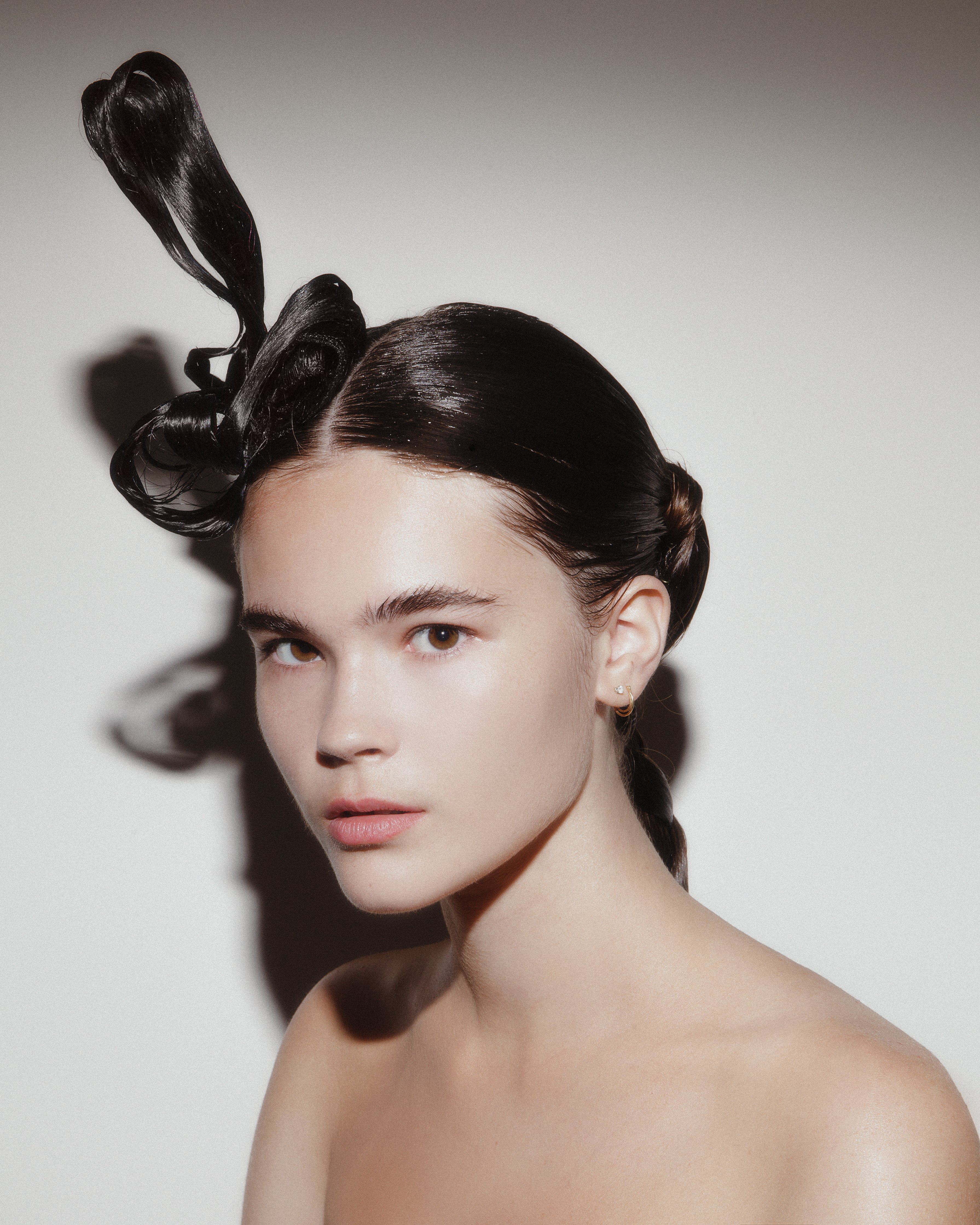 Style de cheveux réalisé par le coiffeur Charlie le Mindu. | Photo : Getty Images