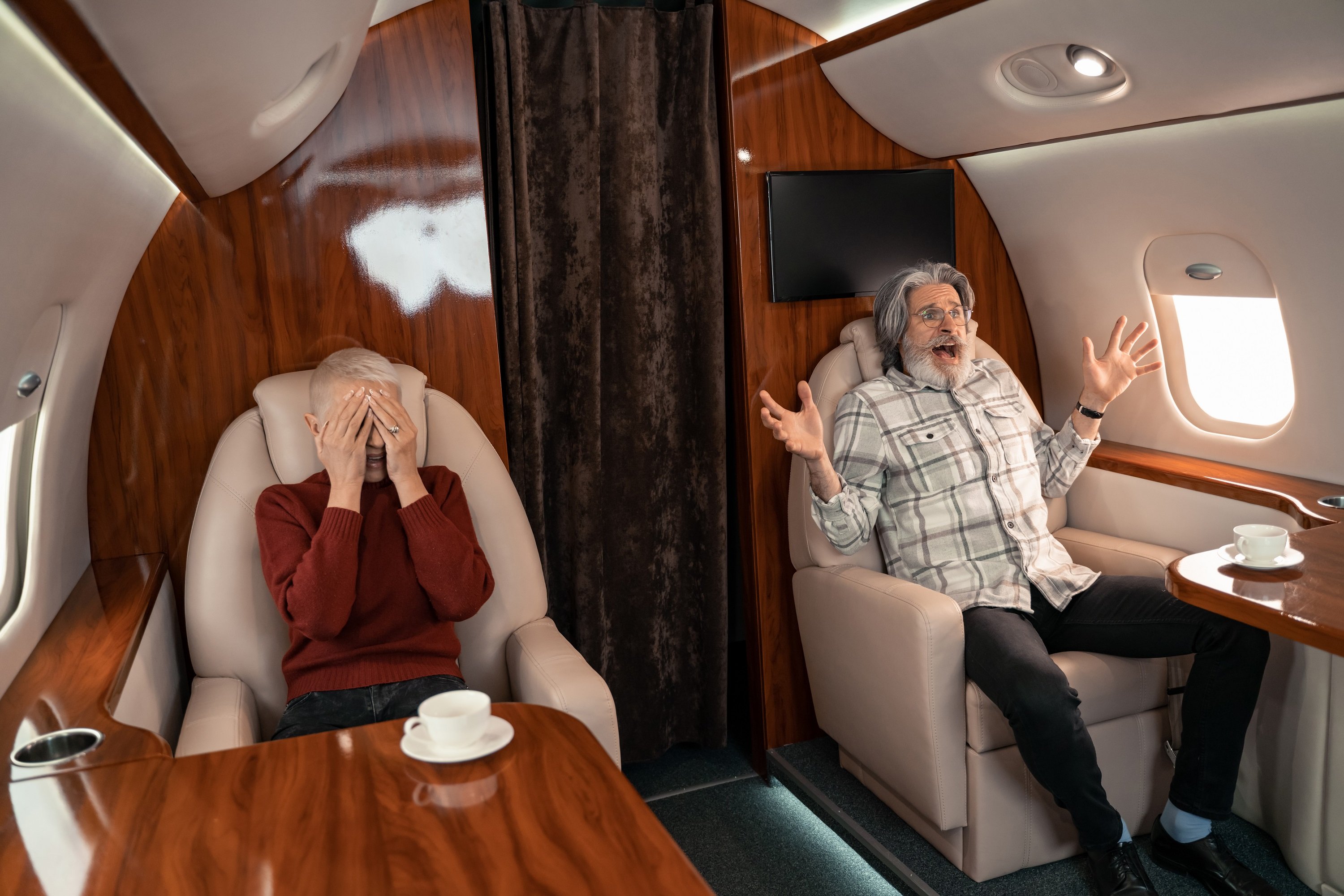 Pasajeros de avión quejándose. | Foto: Shutterstock