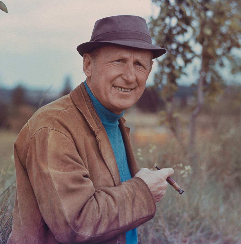 L'acteur français Andre Bourvil (1917-1970) qui apparaît dans le film 'Monte Carlo or Bust!', A posé en fumant un cigare vers 1965. | Photo : Getty Images