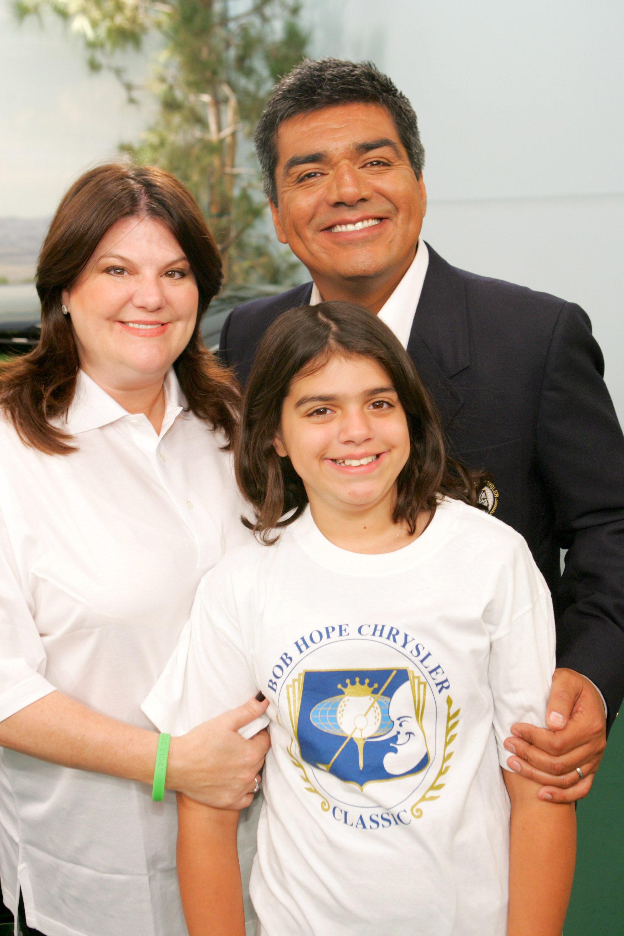 Ann Serrano, Mayan Lopez, and George Lopez in the set of "The George Lopez Show," in 2006  | Source: Getty Images