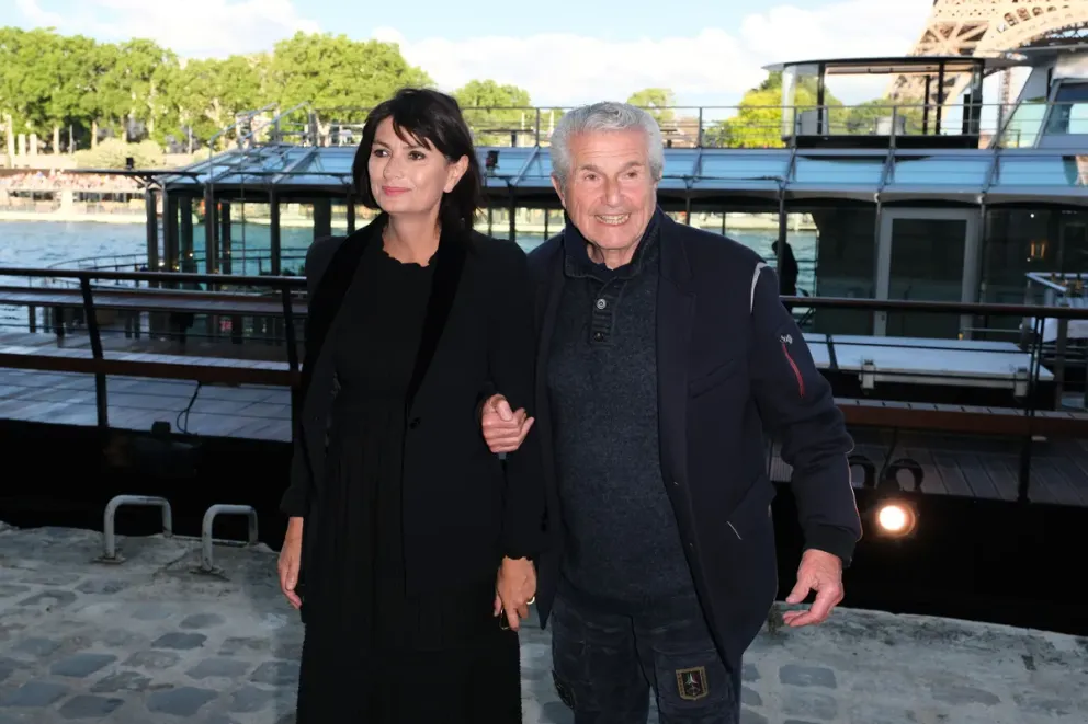 Valérie Perrin et Claude Lelouch assistent au Gala de charité de la Fondation Maud Fontenoy à Ducasse sur Seine à Paris, France. | Photo : Getty Images
