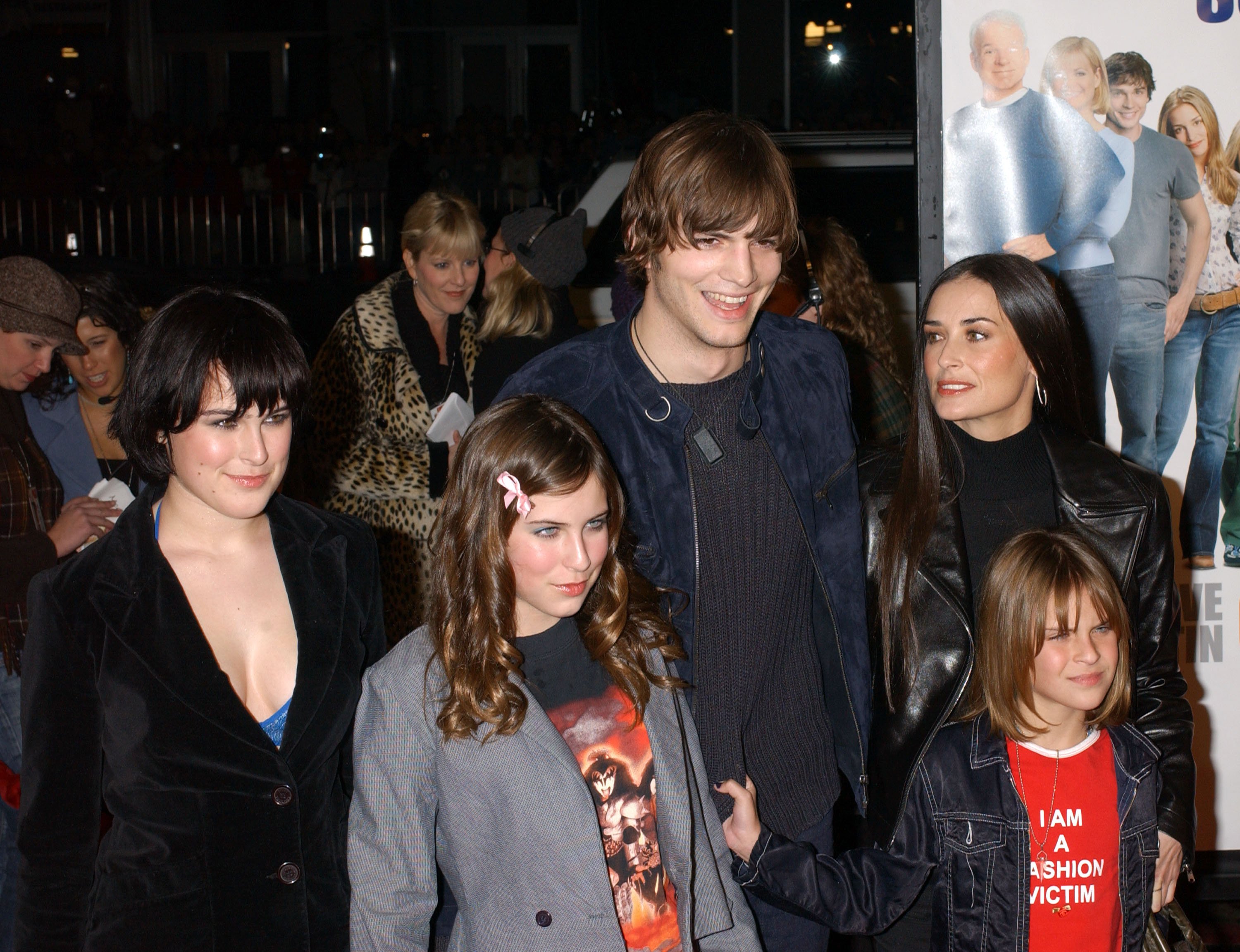 Ashton Kutcher, Demi Moore und die Töchter Rumer, Scout und Tallulah bei der Premiere von „Im Dutzend billiger“ im Jahr 2003 |  Quelle: Getty Images