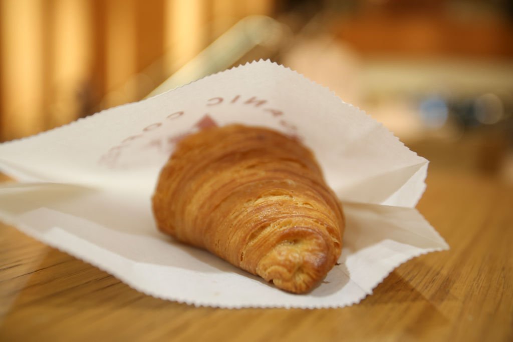 Un croissant prêt à la dégustation. | source : Getty Images