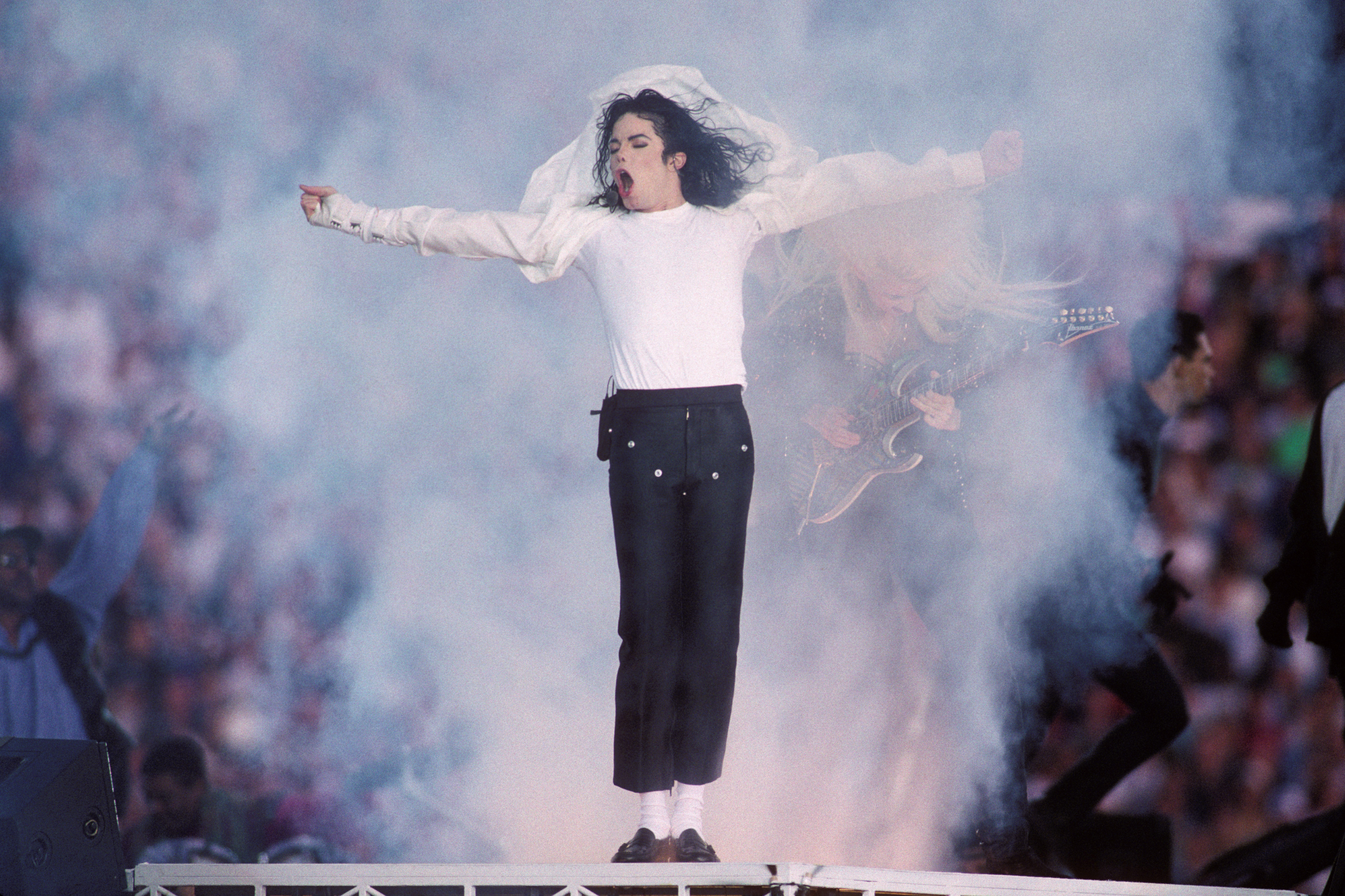Michael Jackson performing at the Super Bowl XXVII Halftime show in Pasadena, California on January 31, 1993 | Source: Getty Images
