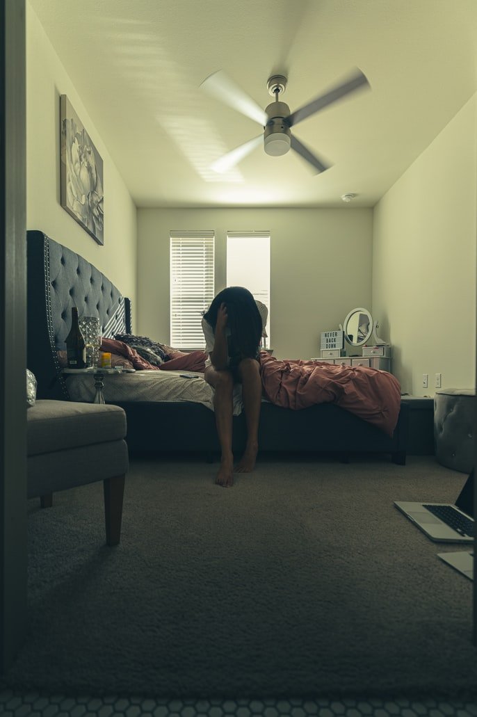 Mujer desesperada sentada en su cama. | Foto: Shutterstock