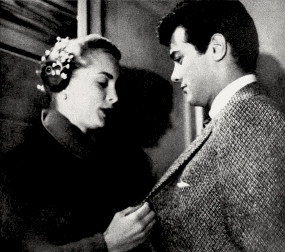 Janet Leigh and Tony Curtis in a 1957 Photoplay article. | Source: Public Domain, Wikimedia Commons