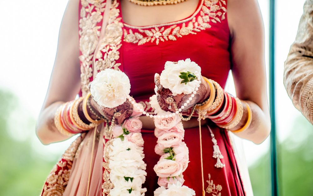 Mujer india con flores en las manos. | Foto: Shutterstock.