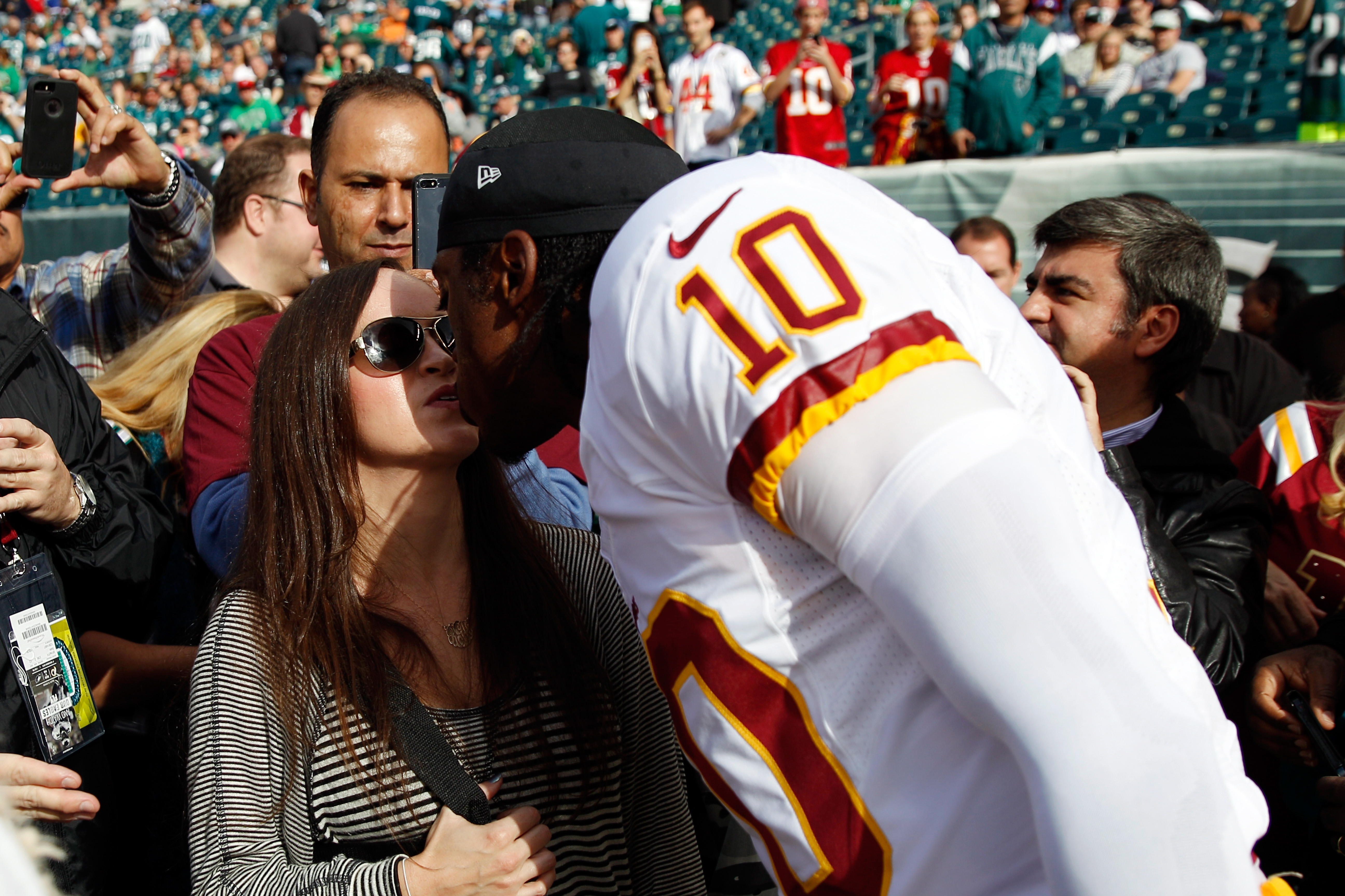 Robert Griffin III and Rebecca Liddicoat sharing a kiss before the start of the Redskins game against the Philadelphia Eagles on November 17, 2013 in Philadelphia, Pennsylvania. | Source: Getty Images