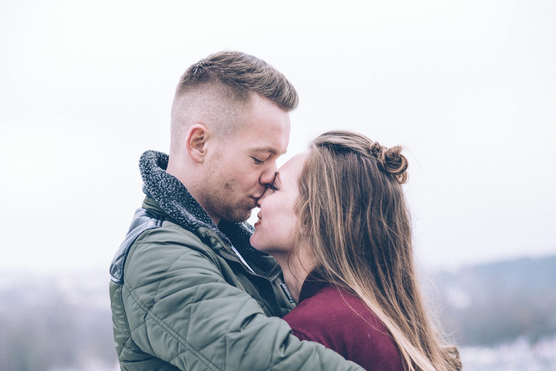 A man kissing his girlfriend on the nose | Source: Pexels
