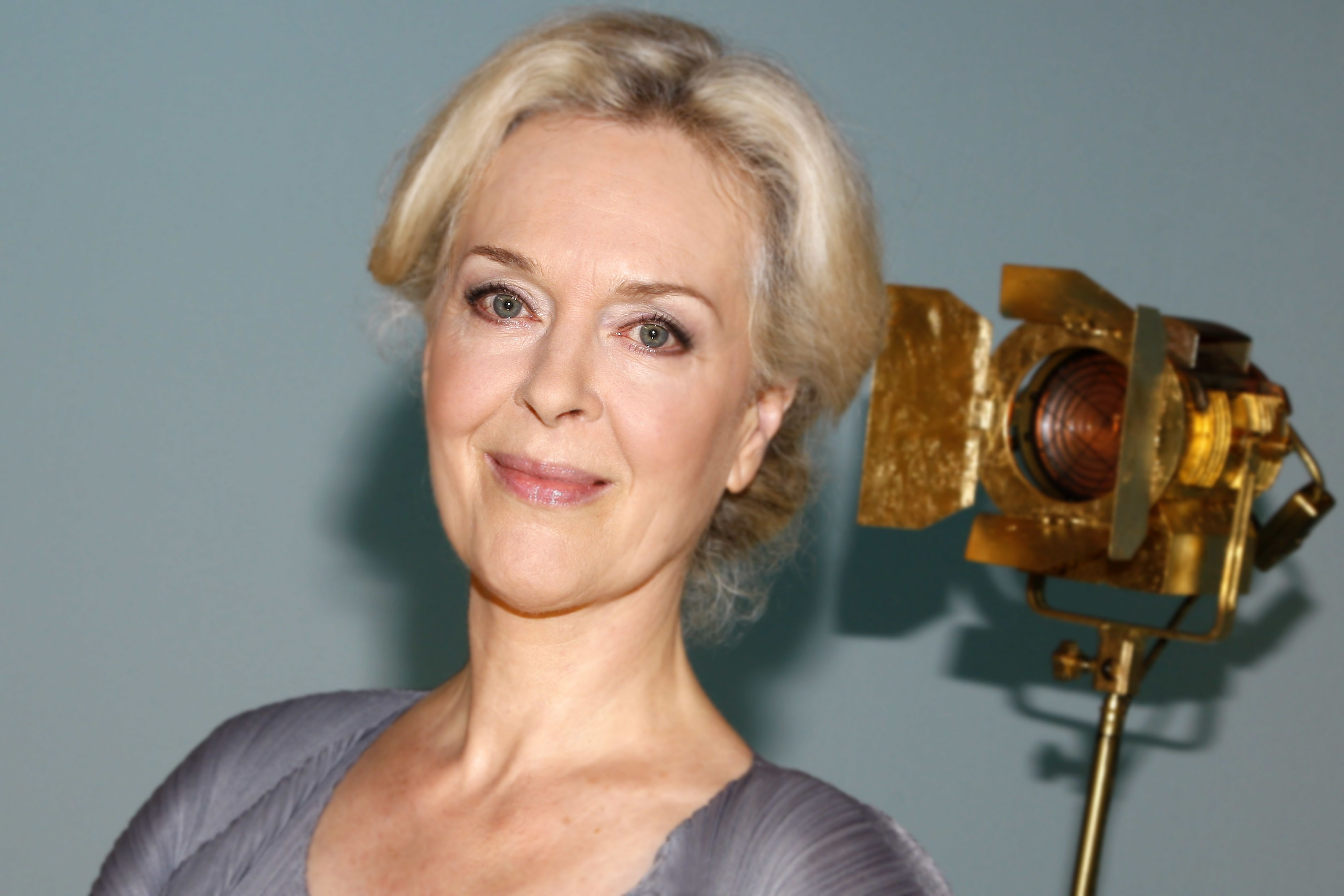 Evelyne Buyle sur le tournage de l'émission "Les grands du rire". | Photo : Getty Images