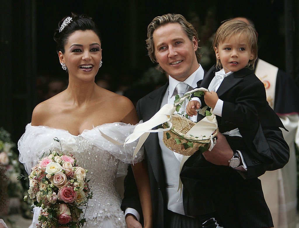 Verona Pooth, ihr Ehemann Franjo Pooth und ihr Sohn verlassen nach ihrer Hochzeit die Stephansdom-Kathedrale. (Foto von Sean Gallup) I Quelle: Getty Images
