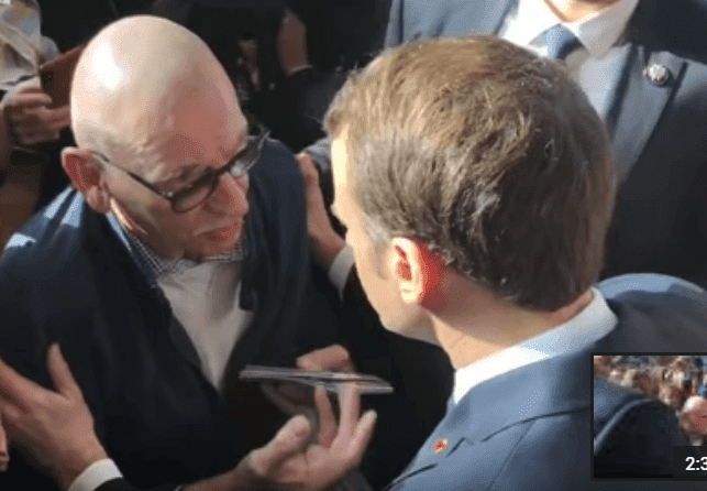 Emmanuel Macron discute avec un retraité au Salon de l'Agriculture, le 23 févier 2019 | Photo: Youtube/BFMTV