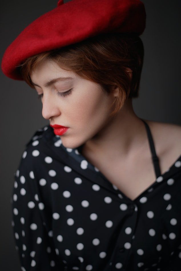 Une femme portant un béret. l Source : Unsplash