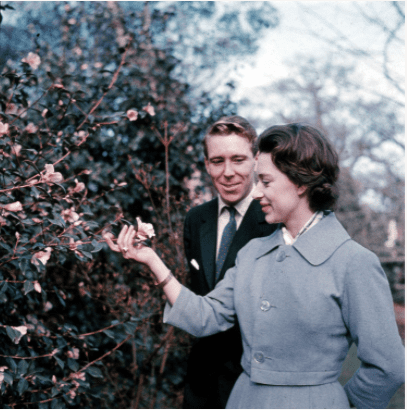  Princess Margaret (1930 - 2002) and Antony Armstrong-Jones in the grounds of Royal Lodge on the day they announced their engagement on 27th February 1960 | Source: Getty Images