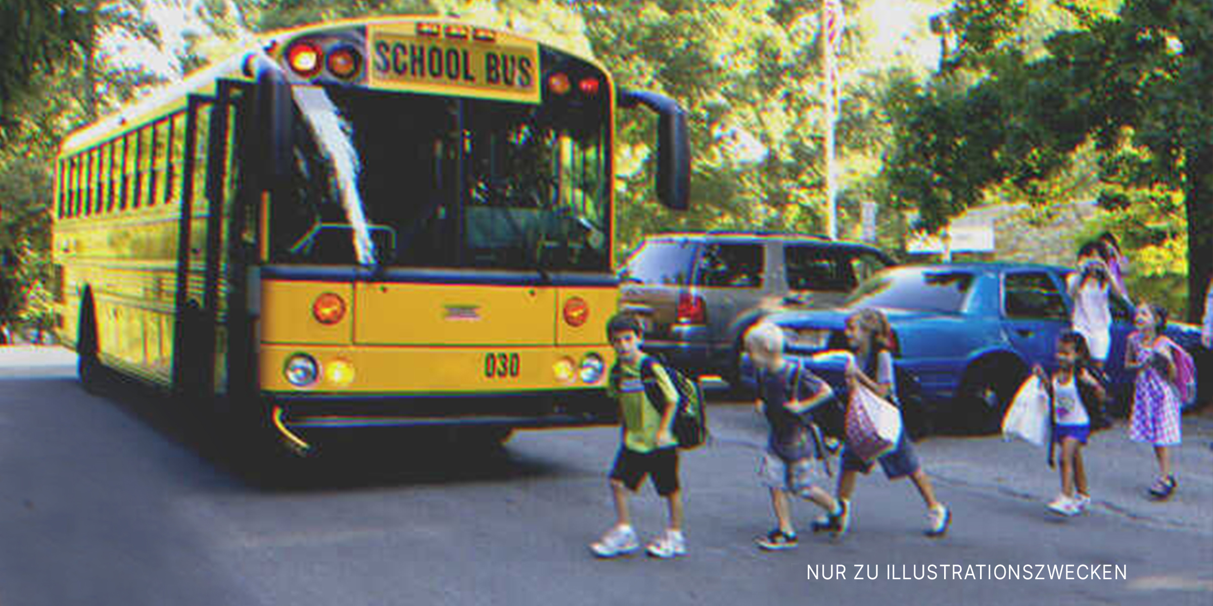 Kinder gehen zum Schulbus. | Quelle: Flickr / woodleywonderworks (CC BY 2.0)