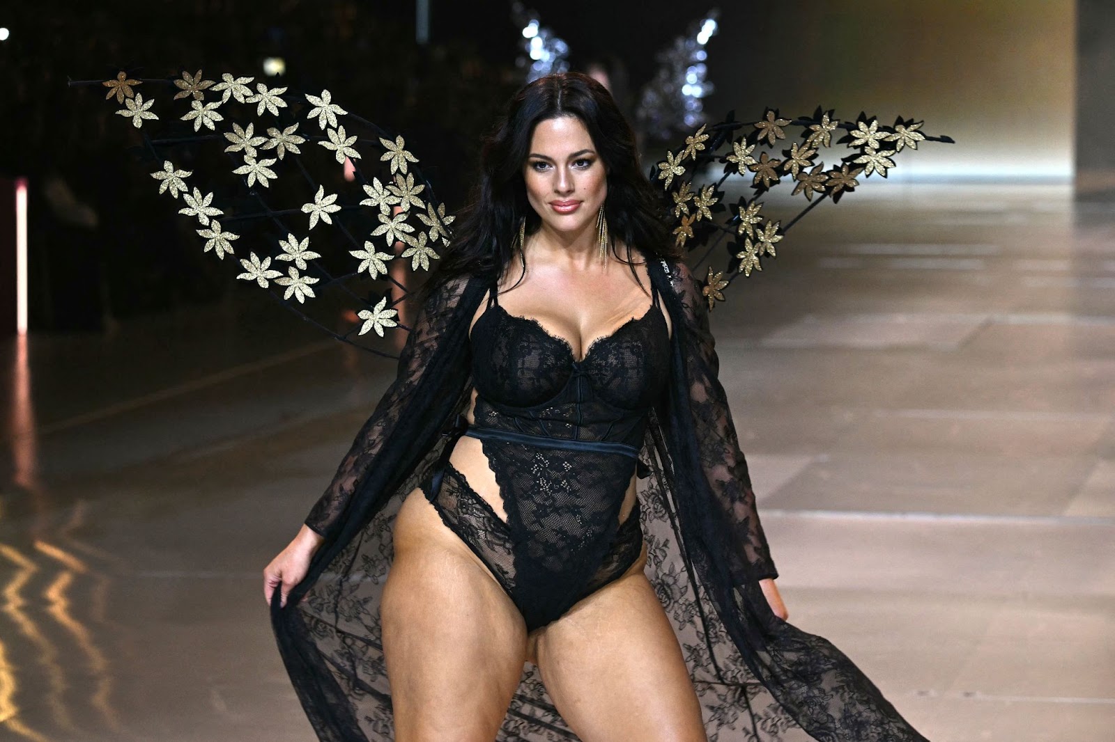 Ashley Graham walking in Victoria's Secret Fashion Show on October 15 in Brooklyn, New York. | Source: Getty Images