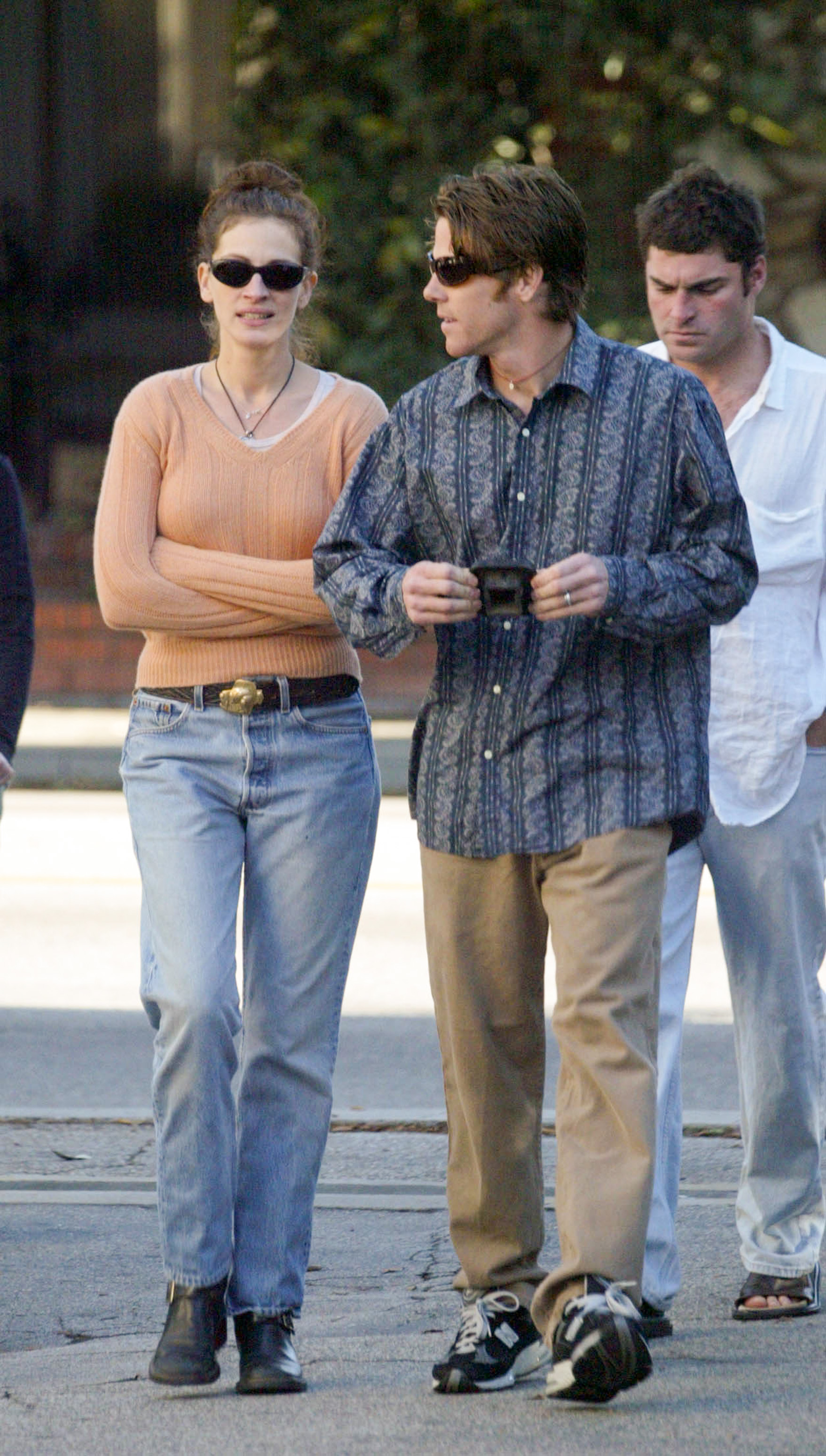 Julia Roberts and Danny Moder seen going for a walk in Los Angeles, 2002 | Source: Getty Images