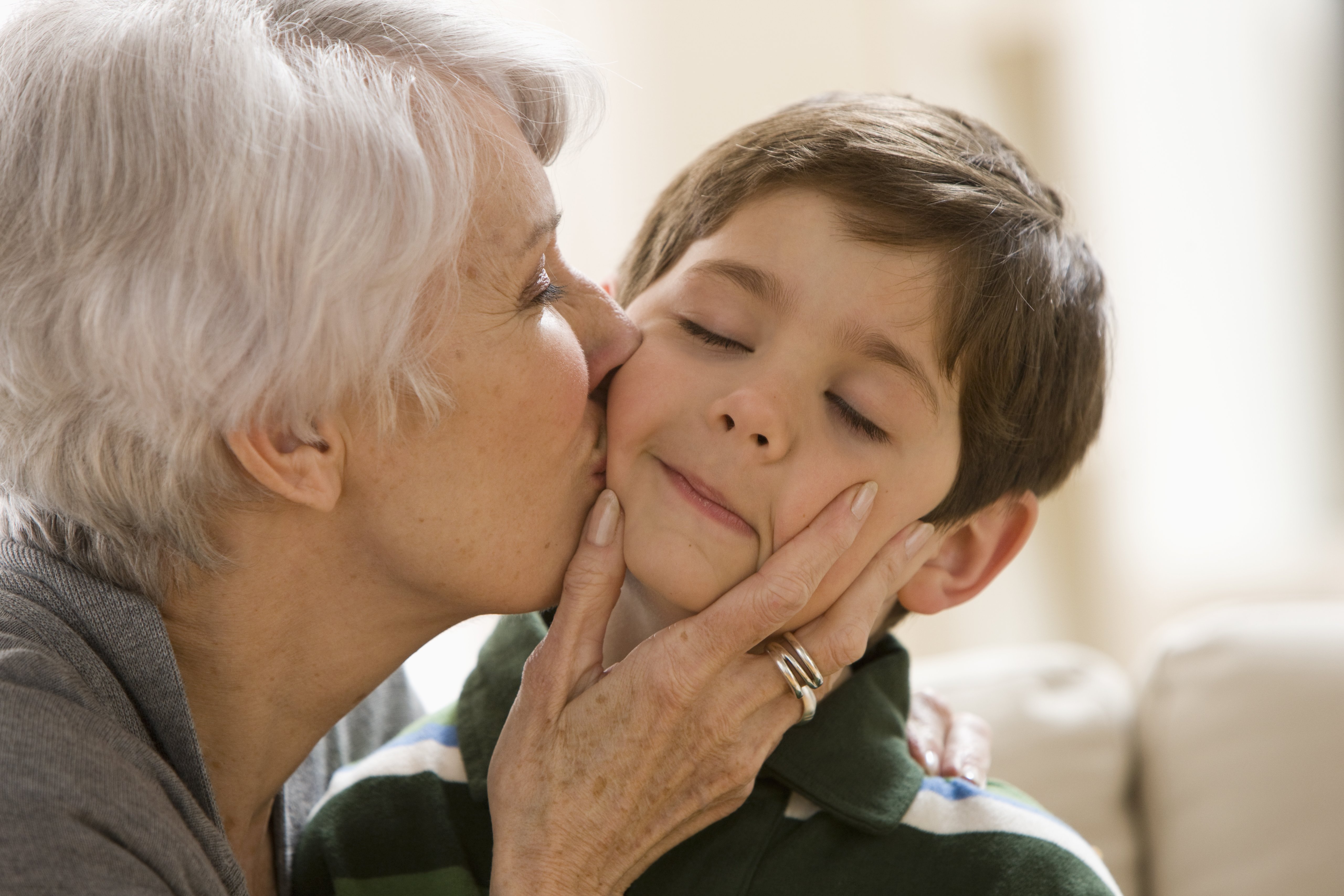 Лижет старой маме. Бабушка и внук. Мальчик с бабушкой. Бабушка с внуками. Бабушка целует внука.