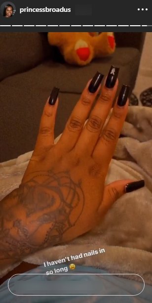 Cori Broadus showing off her fresh manicure and tattoo in new photos. | Photo: Instagram/@coribroadus