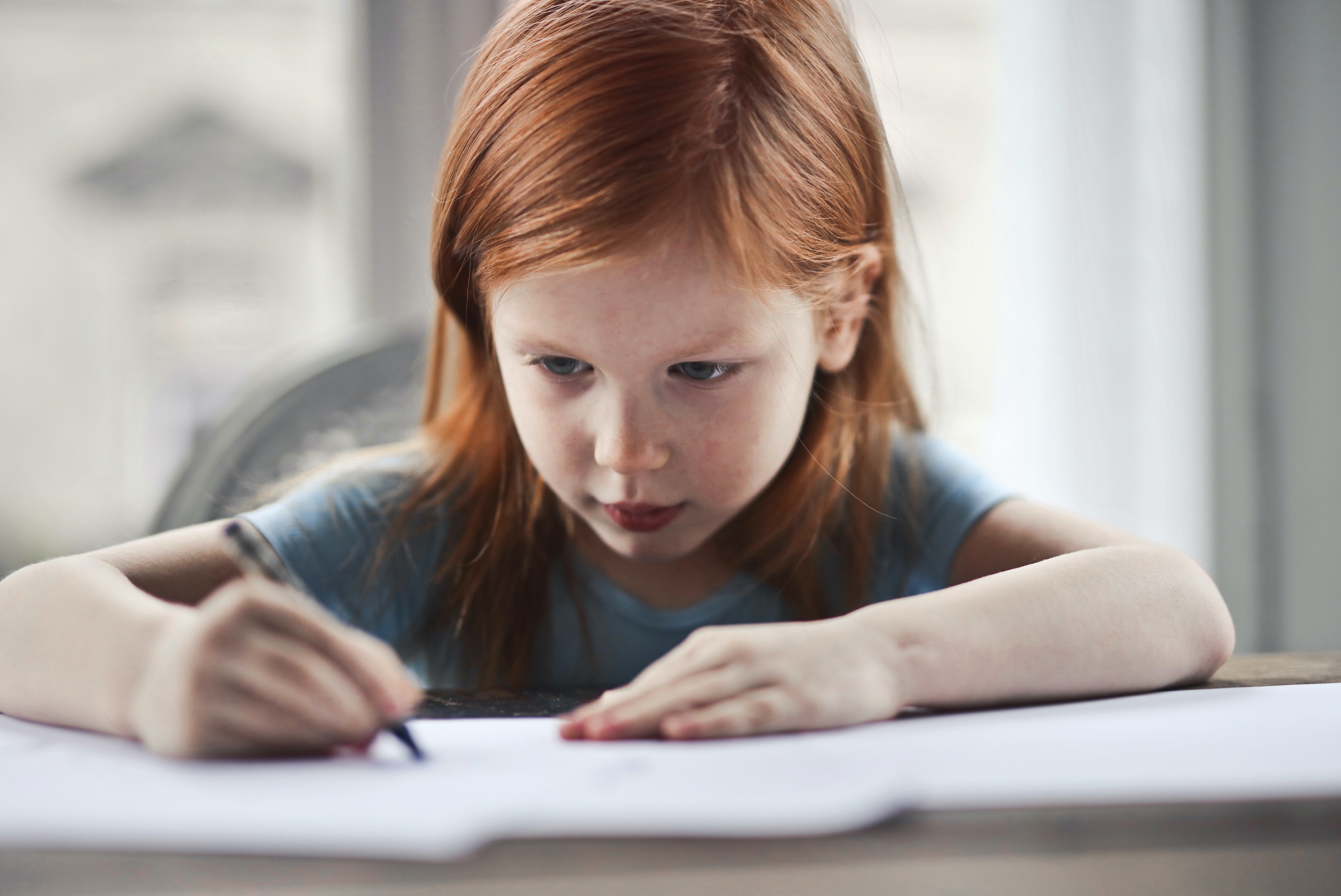 Mädchen schreibt auf Papier | Quelle: Pexels