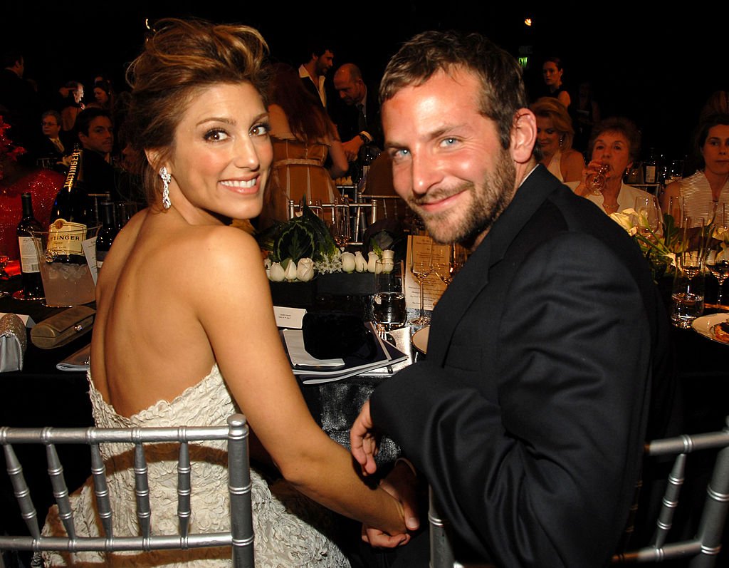 Jennifer Esposito and Bradley Cooper in January 2006 | Source: Getty Images 