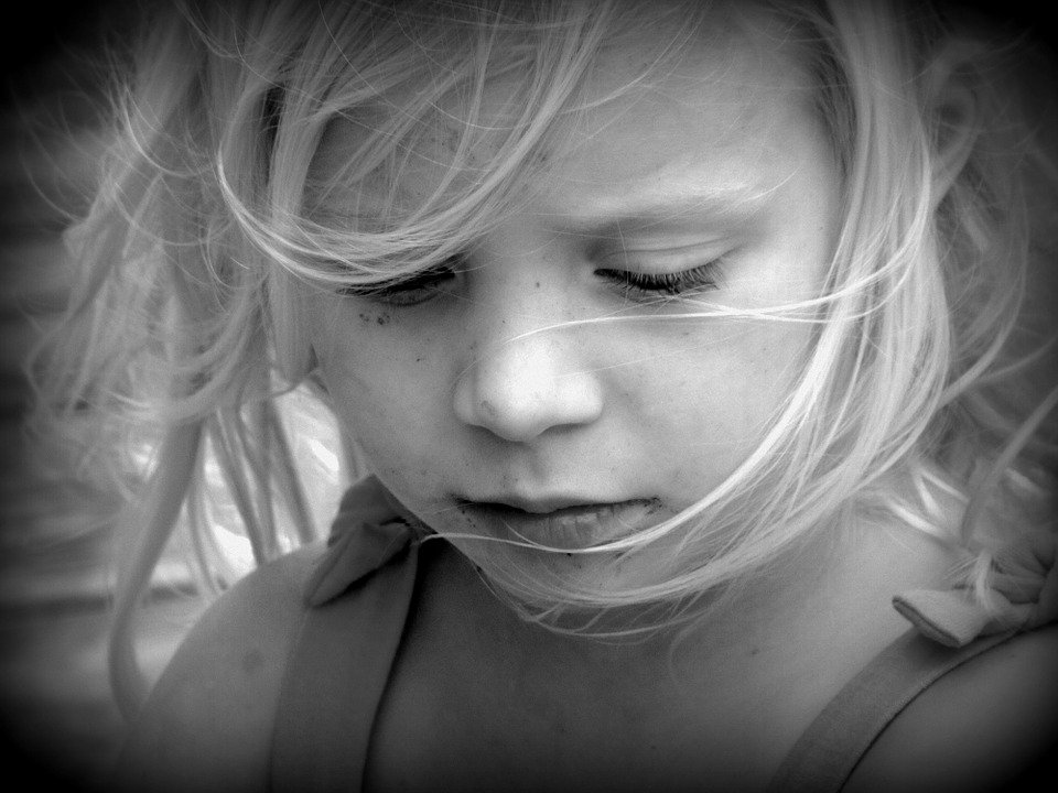 Une petite fille ayant le regard vers le bas. | Photo : Getty Images Une petite fille ayant le regard vers le bas. | Photo : Getty Images