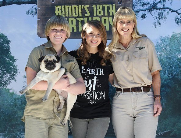Bindi Irwin  along with her mother Terri Irwin and brother Robert  on her 18th birthday | Photo: Getty Images
