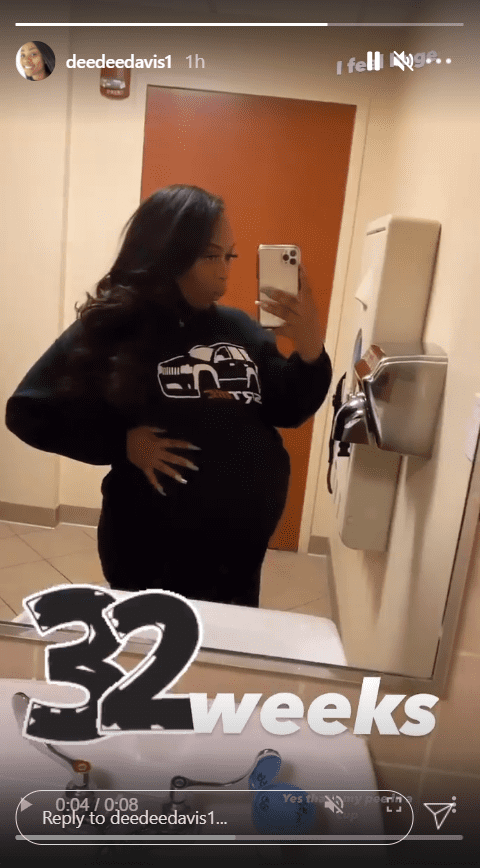 Screenshot of video of Dee Dee Davis showing off her baby bump. | Source: Instagram/deedeedavis1