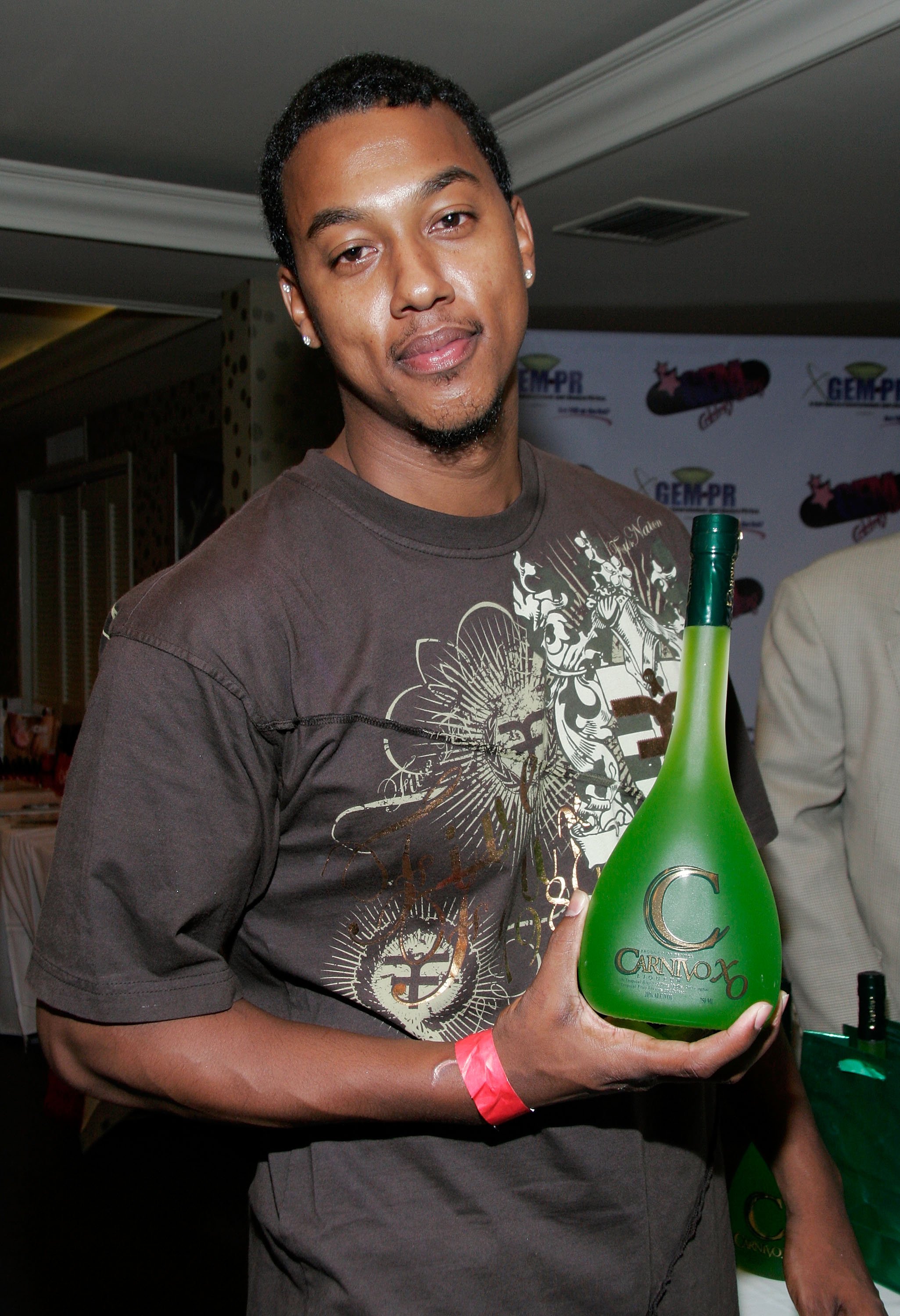 Actor Wesley Jonathan poses with the Carnivo display in the GEM luxury gift lounge in celebration of the BET Awards held at LeMontrose Suite Hotels on June 21, 2007 | Photo: Getty Images