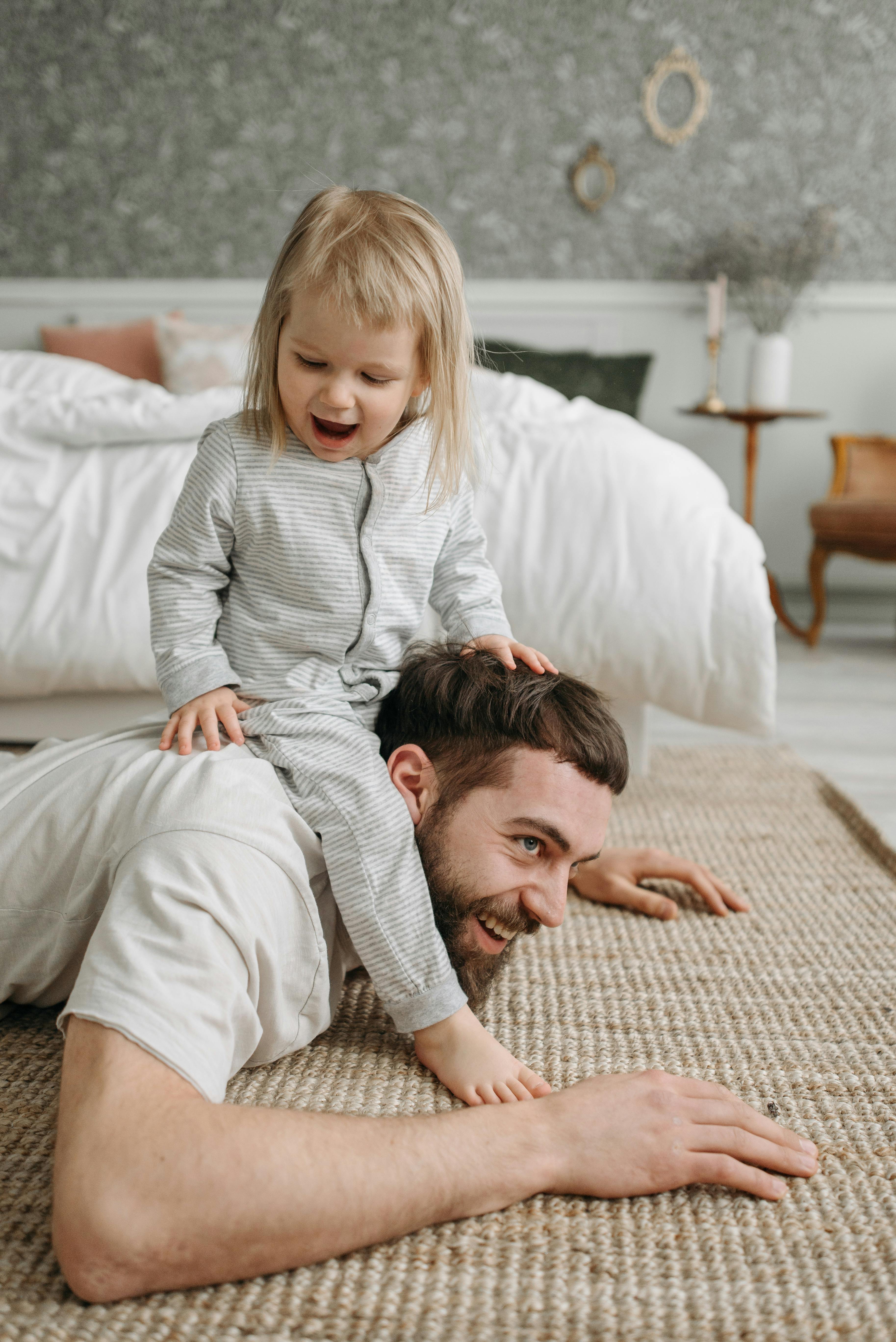 A young man and his daughter | Source: Pexels