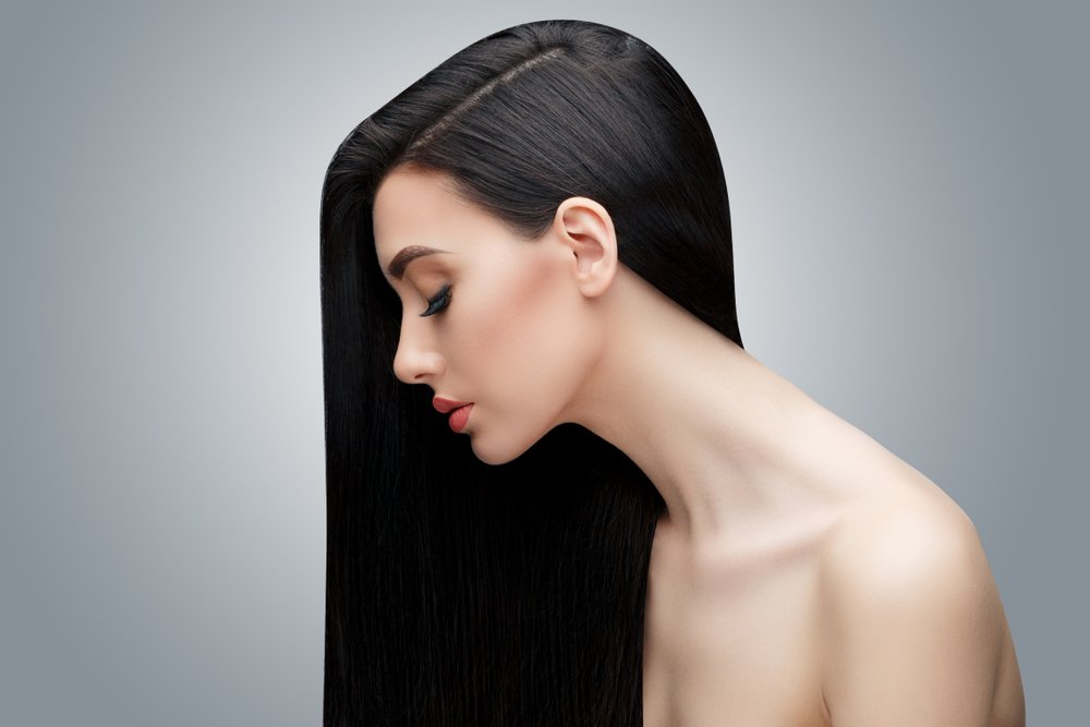 Une femme avec des cheveux soyeux. | Photo : Getty Images
