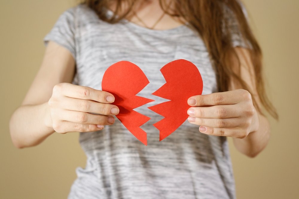 Mujer sosteniendo un corazón roto.| Fuente: Shutterstock Mujer sosteniendo un corazón roto.| Fuente: Shutterstock