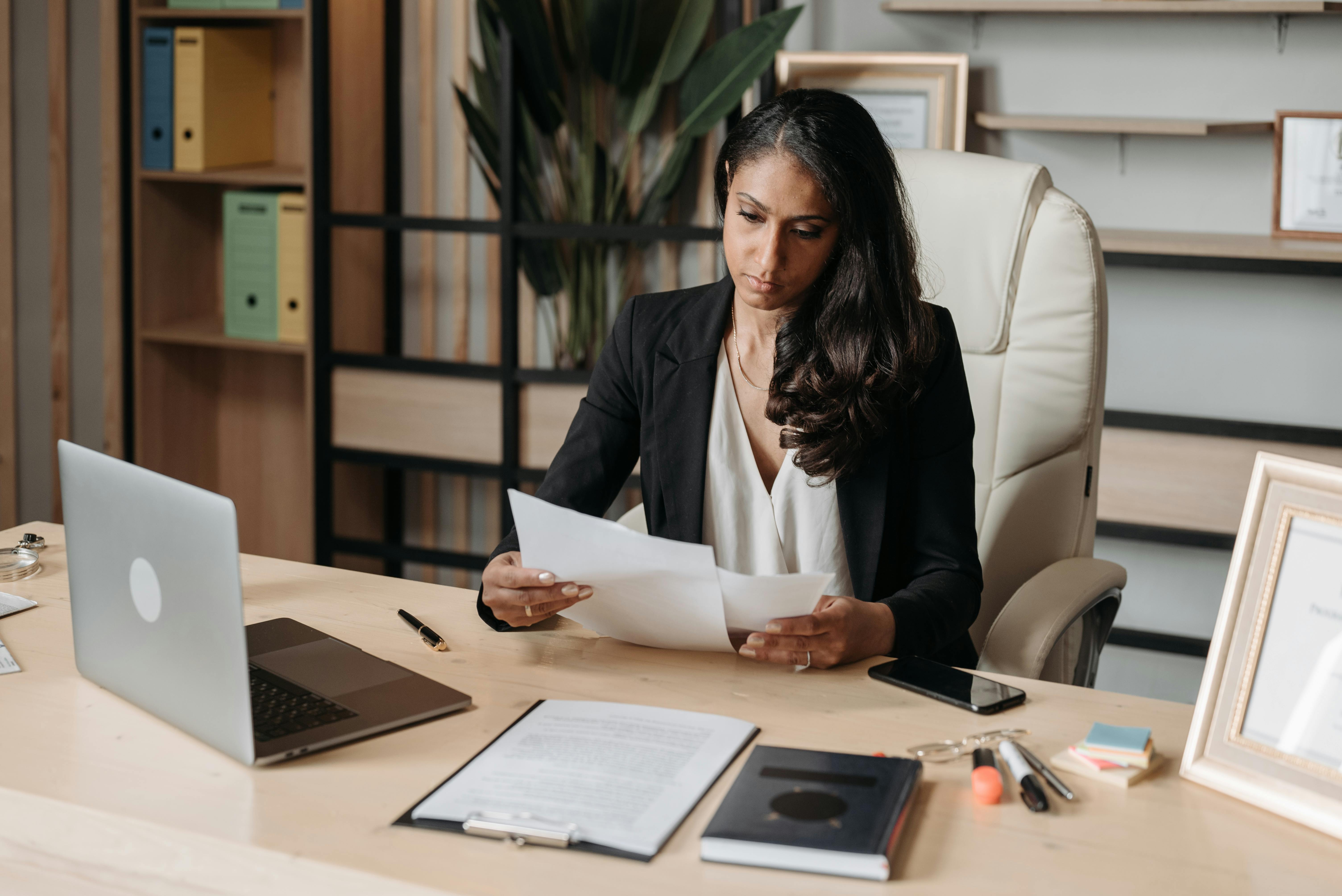 A woman working at her office desk | Source: Pexels