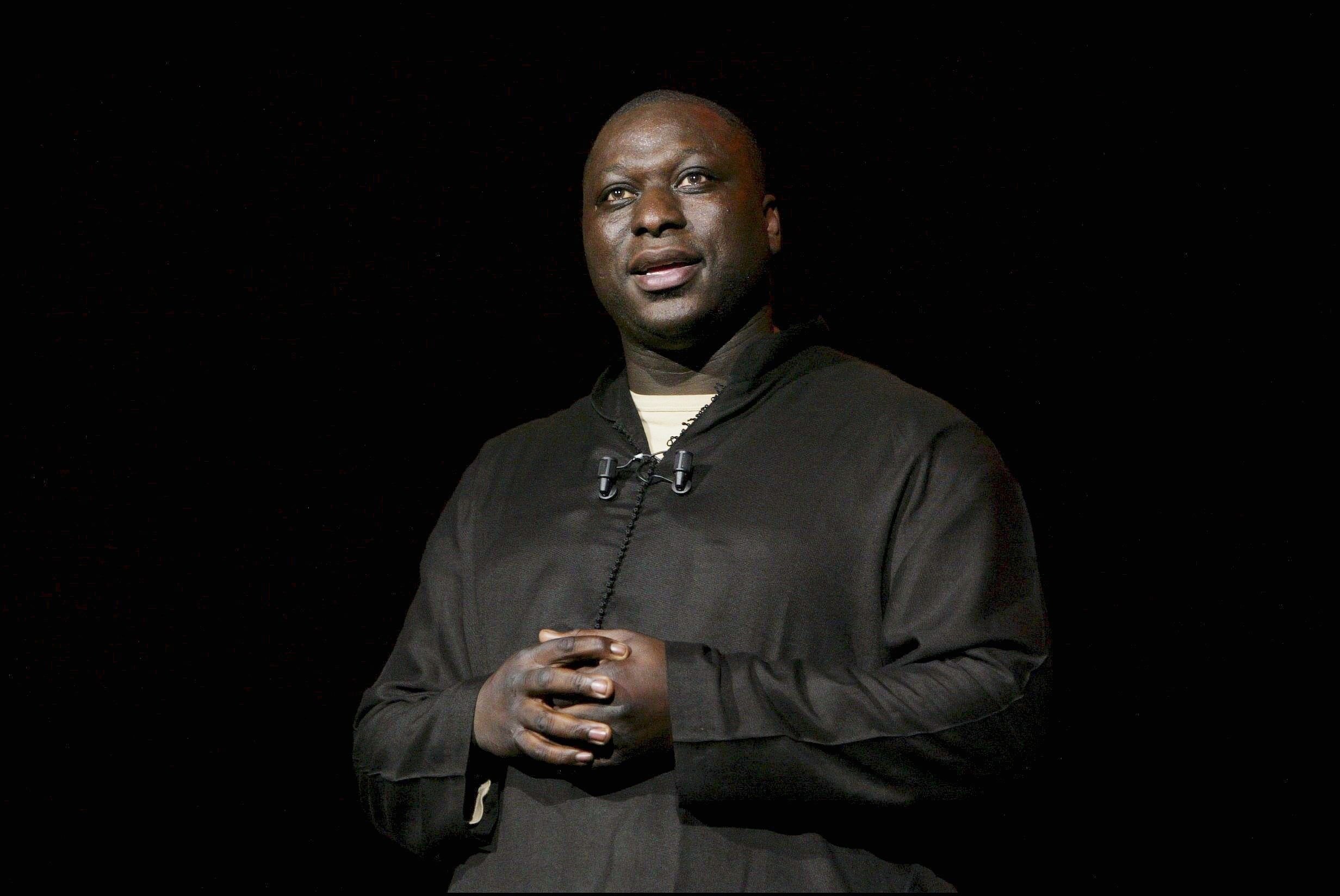 Mouss Diouf, à Paris, en France, le 15 mars 2004. | Photo : Getty Images