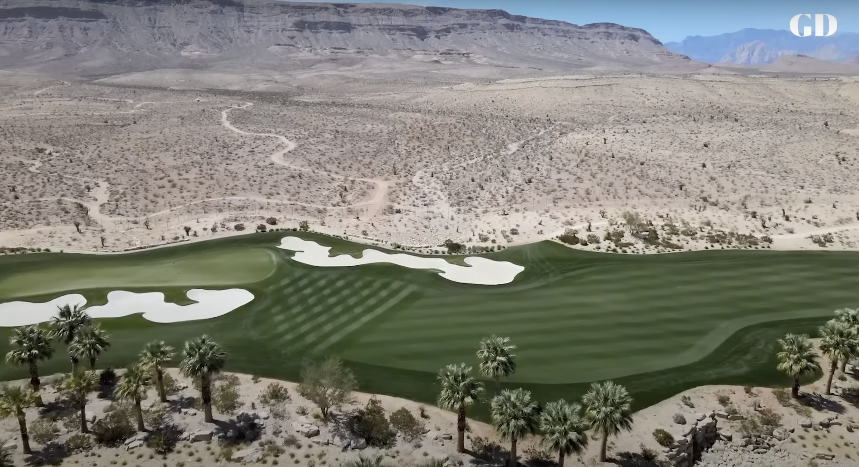 Terreno de la propiedad de Mark Wahlberg y Rhea Durham con campo de golf y vistas a la montaña en Las Vegas, Nevada | Foto: YouTube@PropertyReview