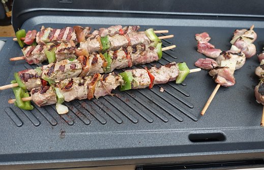 Brochette de foie de bœuf et de veau cuite à la plancha. | Photo : Getty Images