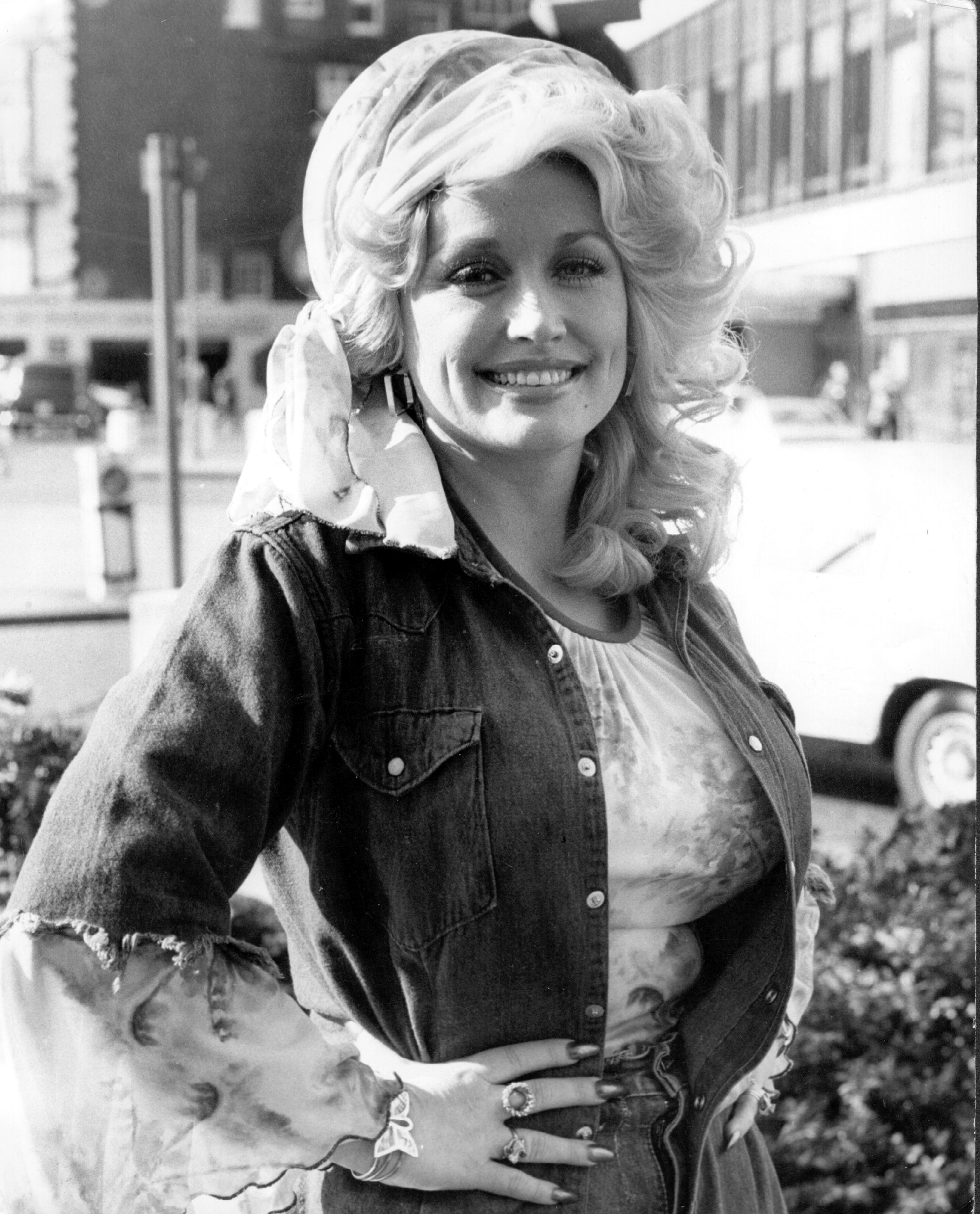 Dolly Parton in London after performing at the King's Theatre, Glasgow, on May 20, 1977. | Source: Getty Images.