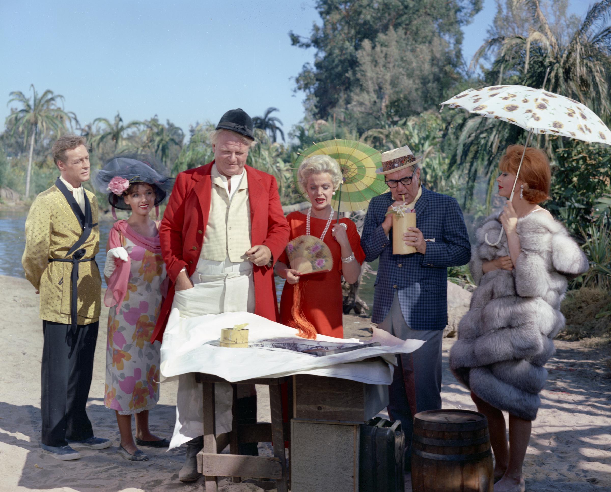 Russell Johnson, Dawn Wells, Alan Hale Jr., Natalie Schafer, Jim Backus, and Tina Louise on "Gilligan's Island," on March 3, 1964 | Source: Getty Images