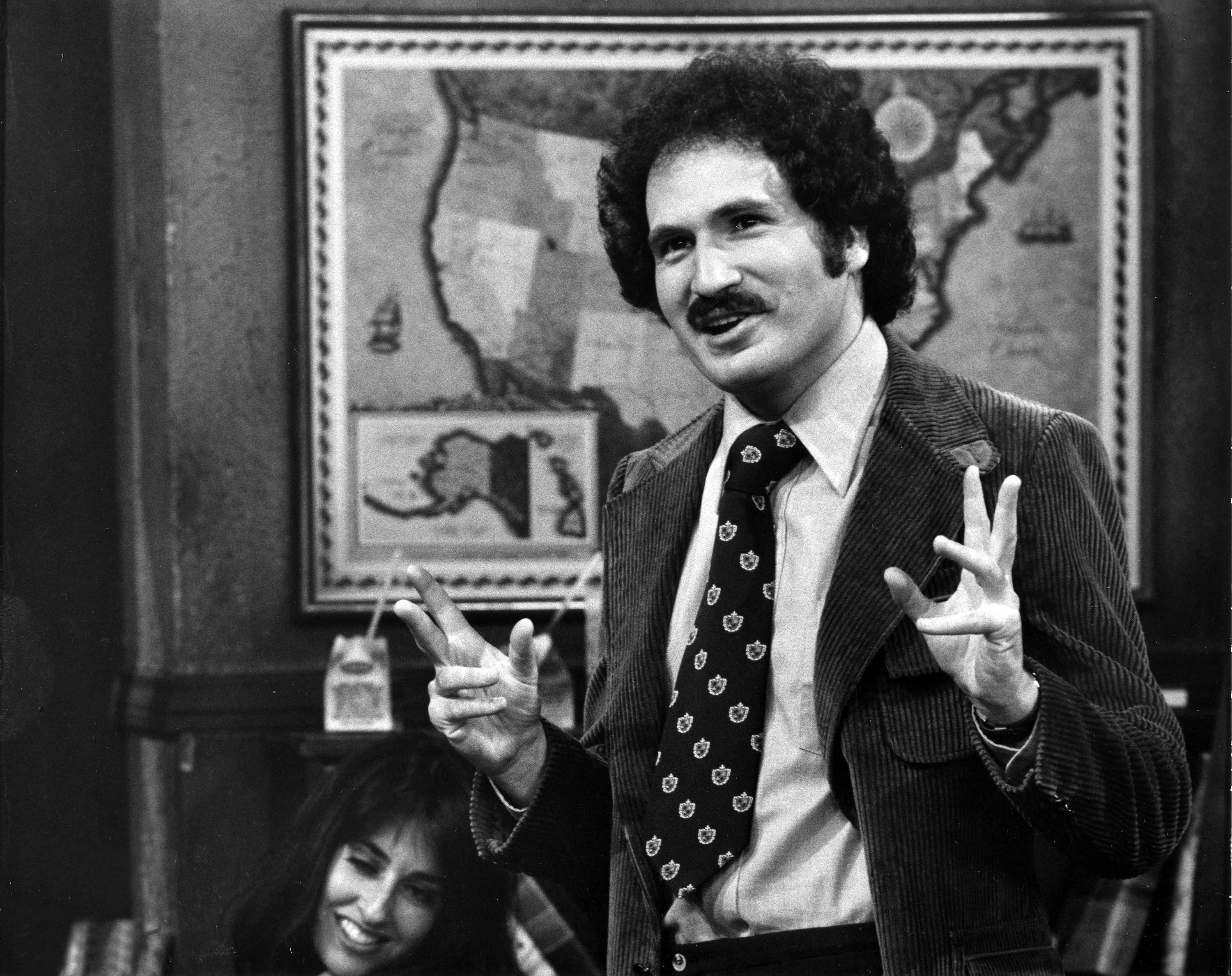 Gabe Kaplan on the set of "Welcome Back, Kotter" on September 16, 1975 | Source: Getty Images