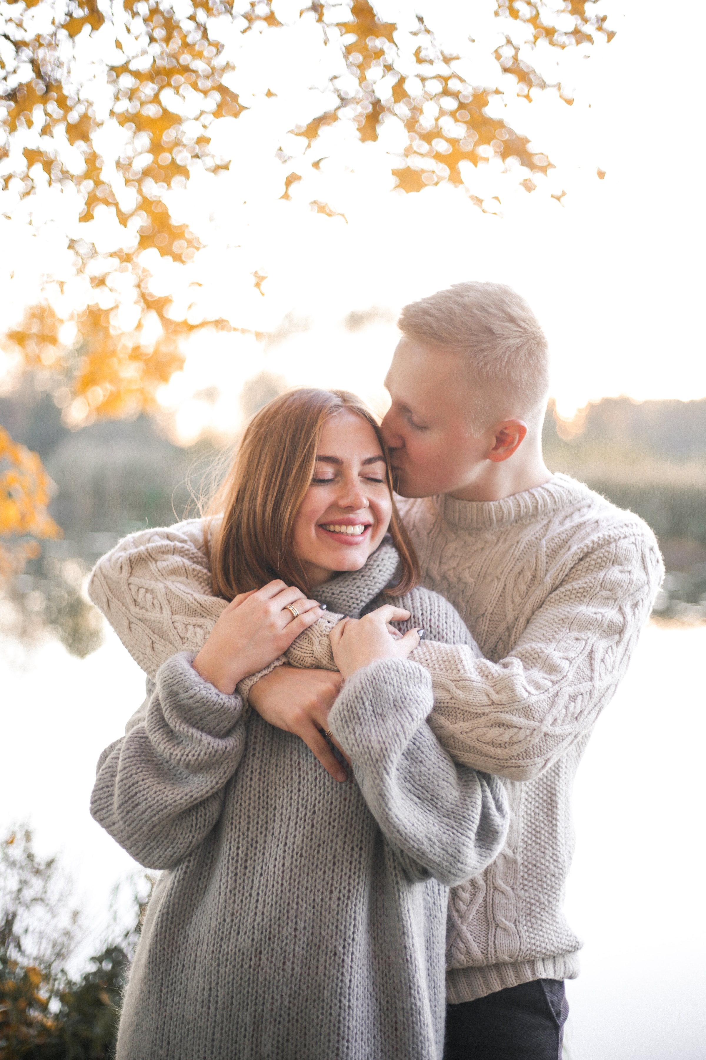 A husband kissing his wife | Source: Unsplash