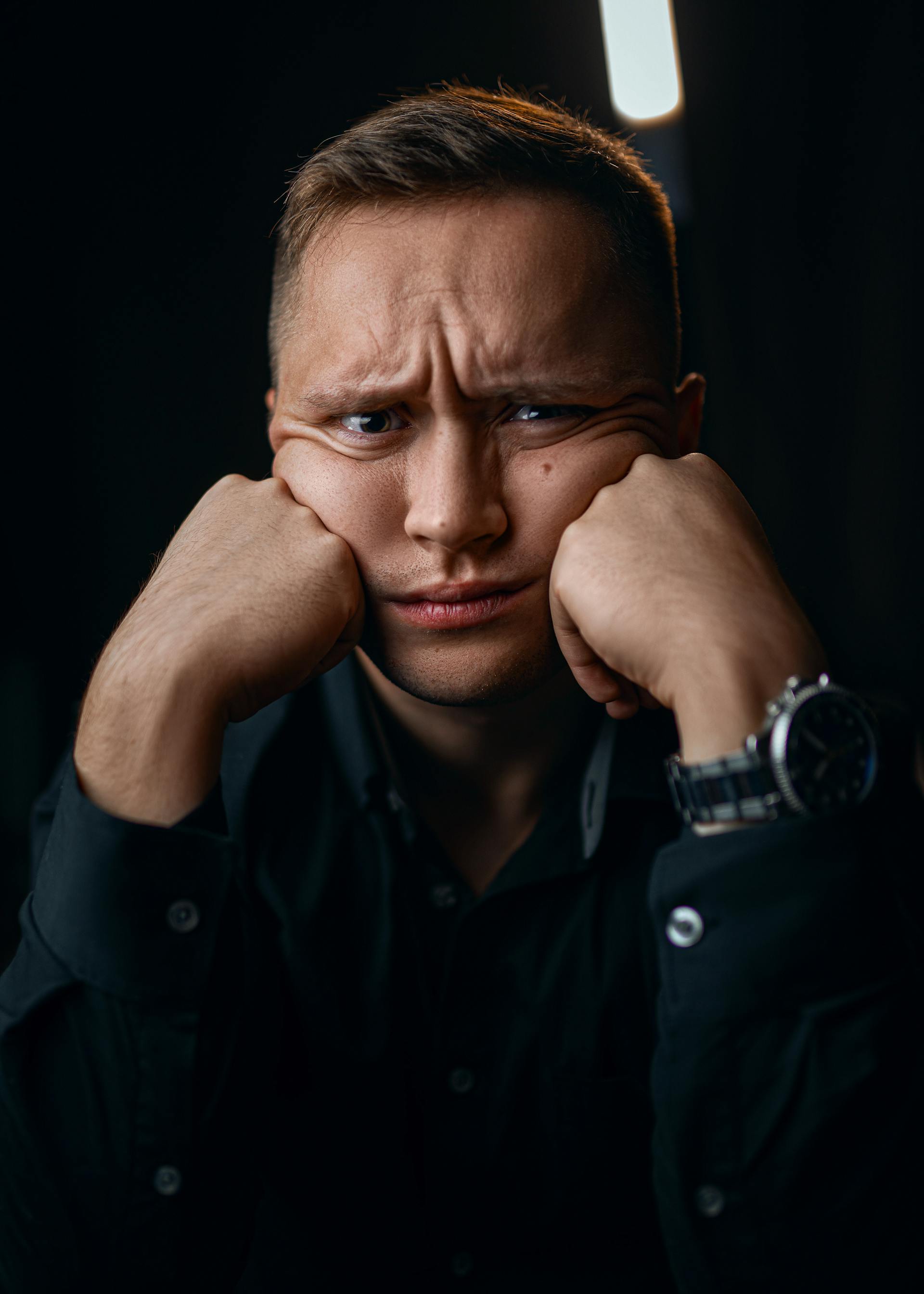 A young man with a disapproving frown | Source: Pexels